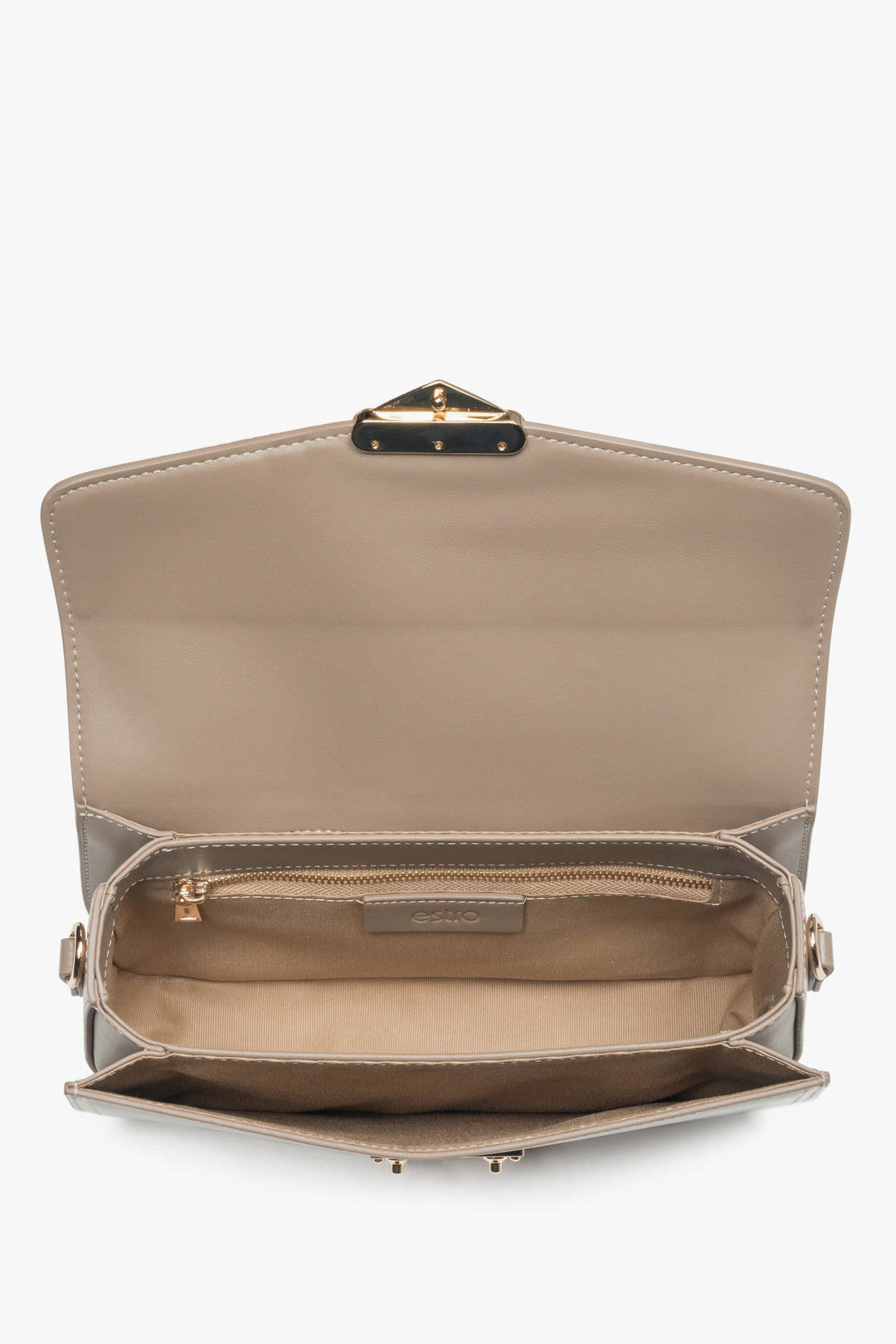Klasyczna beżowa torebka na ramię od Estro, wykonana z trwałej skóry naturalnej i o poręcznym rozmiarze, idealna na co dzień.