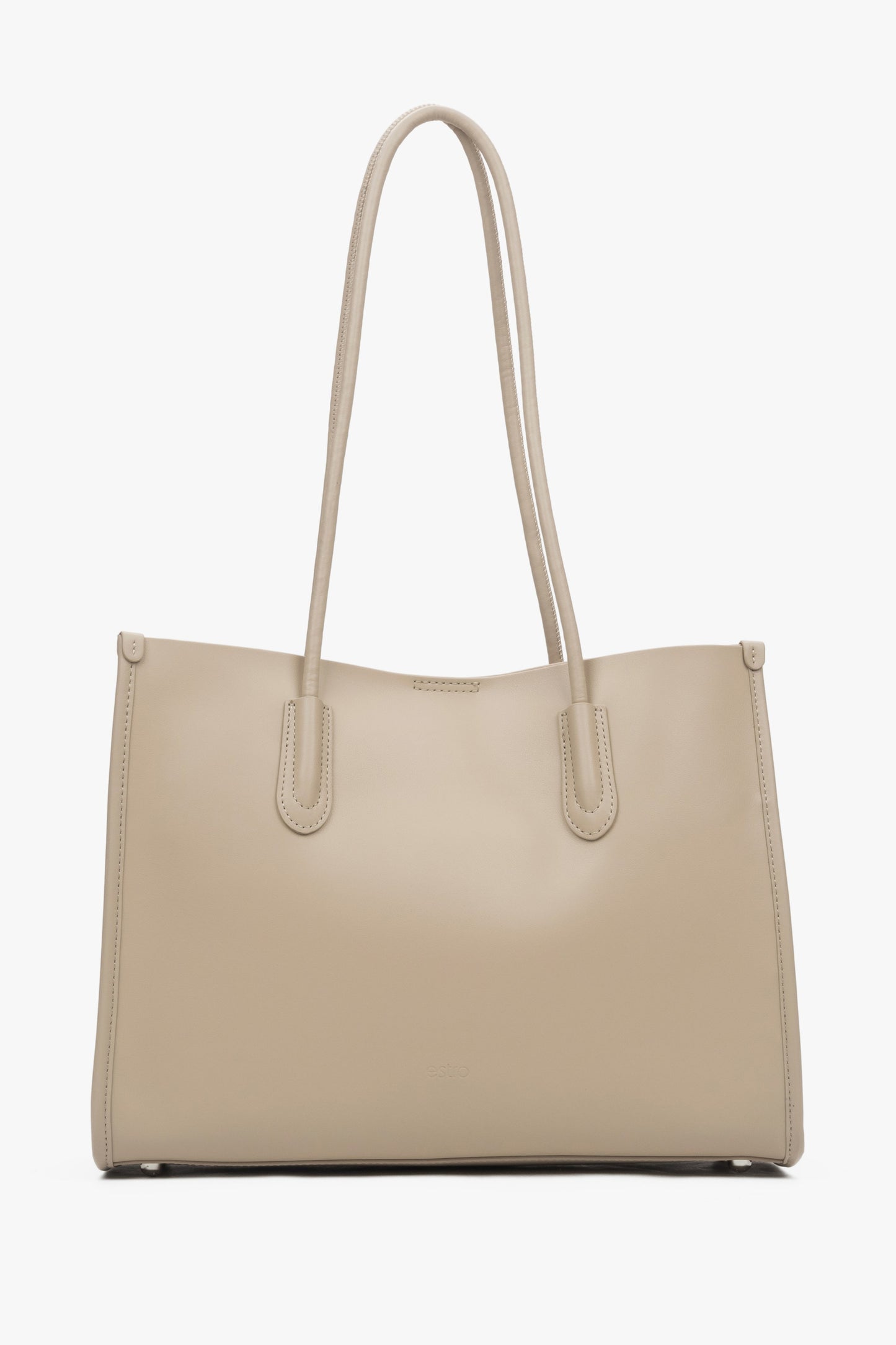 Elegancka beżowa shopperka damska Estro, wykonana ze skóry naturalnej, idealna do noszenia na ramieniu dzięki długim rączkom.