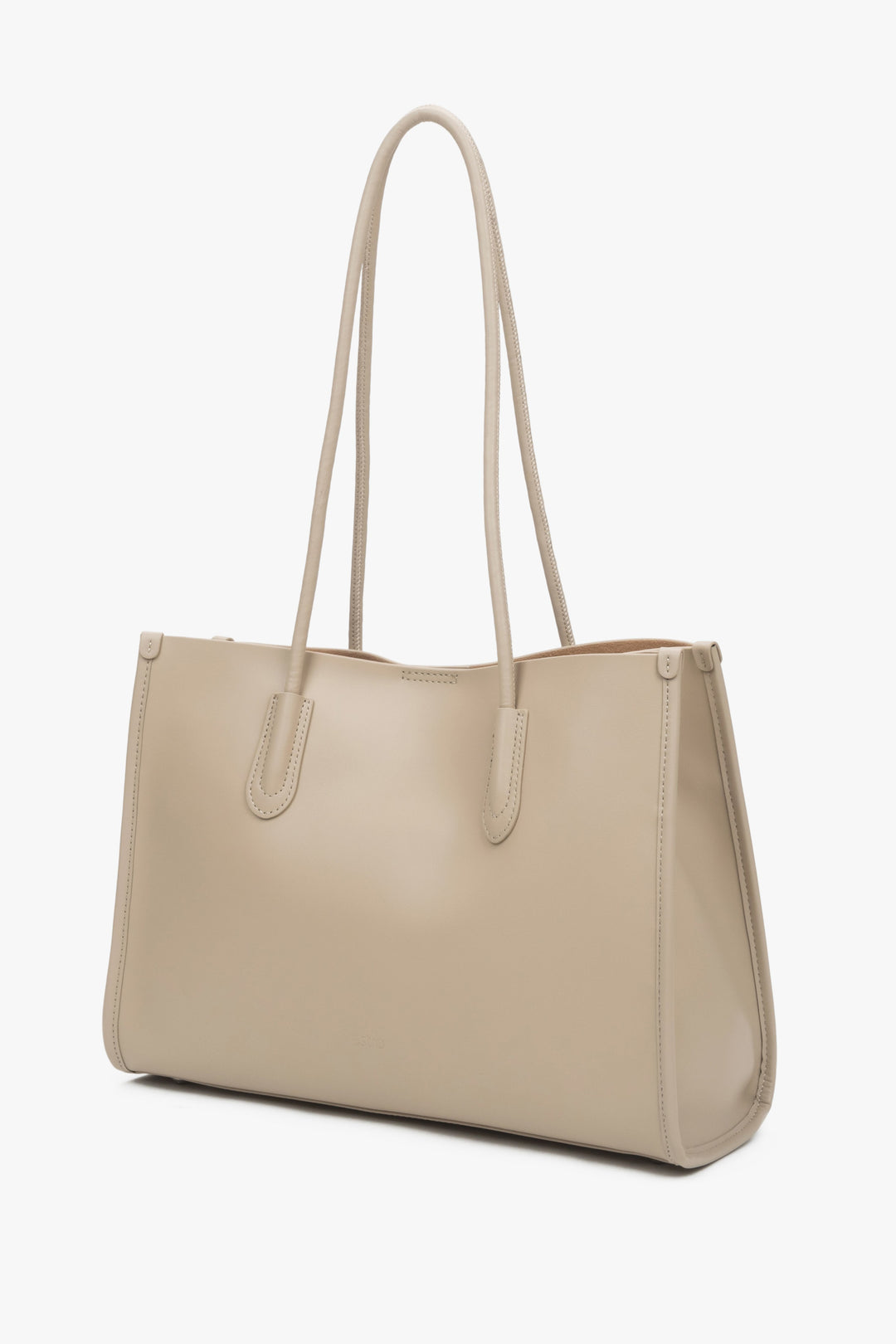 Pojemna beżowa shopperka damska Estro, uszyta z wysokiej jakości skóry naturalnej i wyposażona w długie rączki.