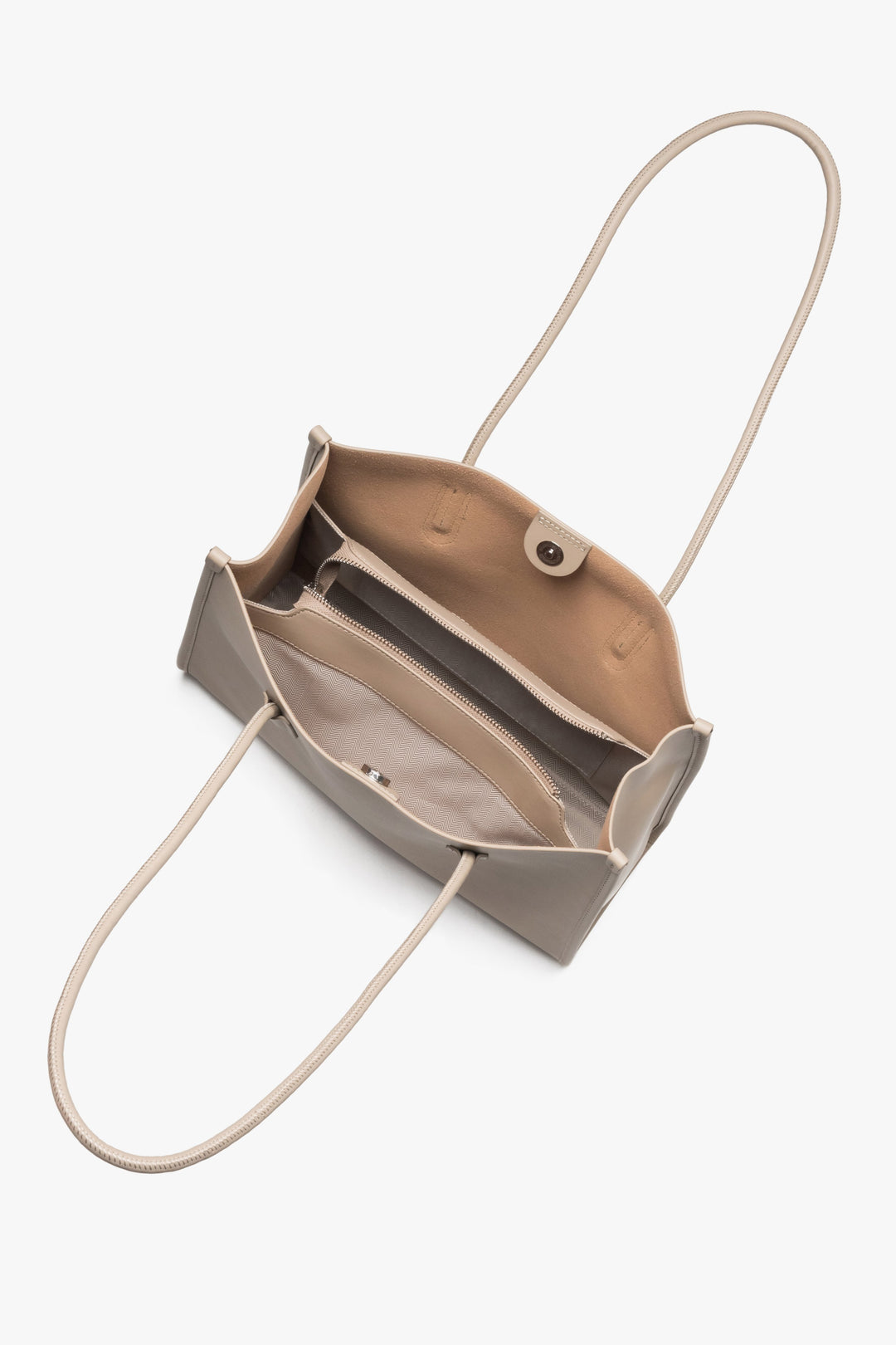 ć i jakość skóry)
Skórzana shopperka w odcieniu beżu marki Estro, z długimi uchwytami, wygodna do noszenia na ramieniu na co dzień.