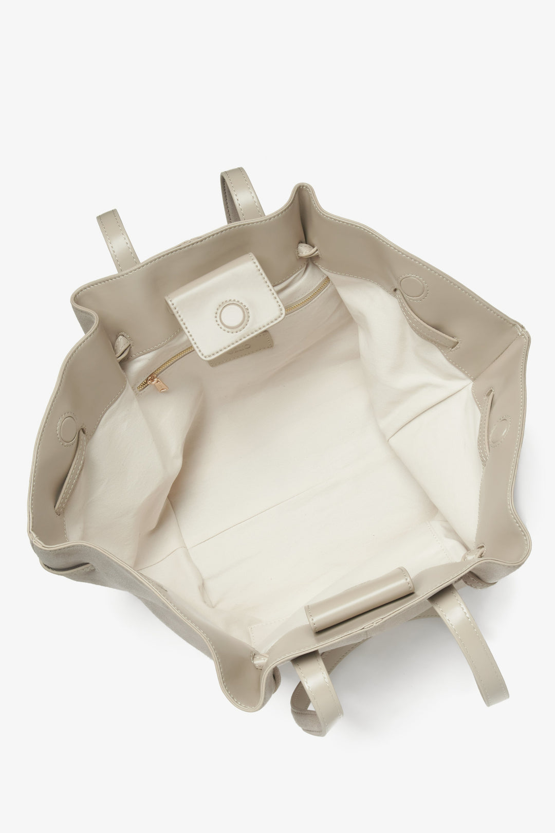 Elegancka torba na ramię w kolorze beżowym, wykonana z naturalnego weluru, marki Estro - prezentacja wnętrza modelu.