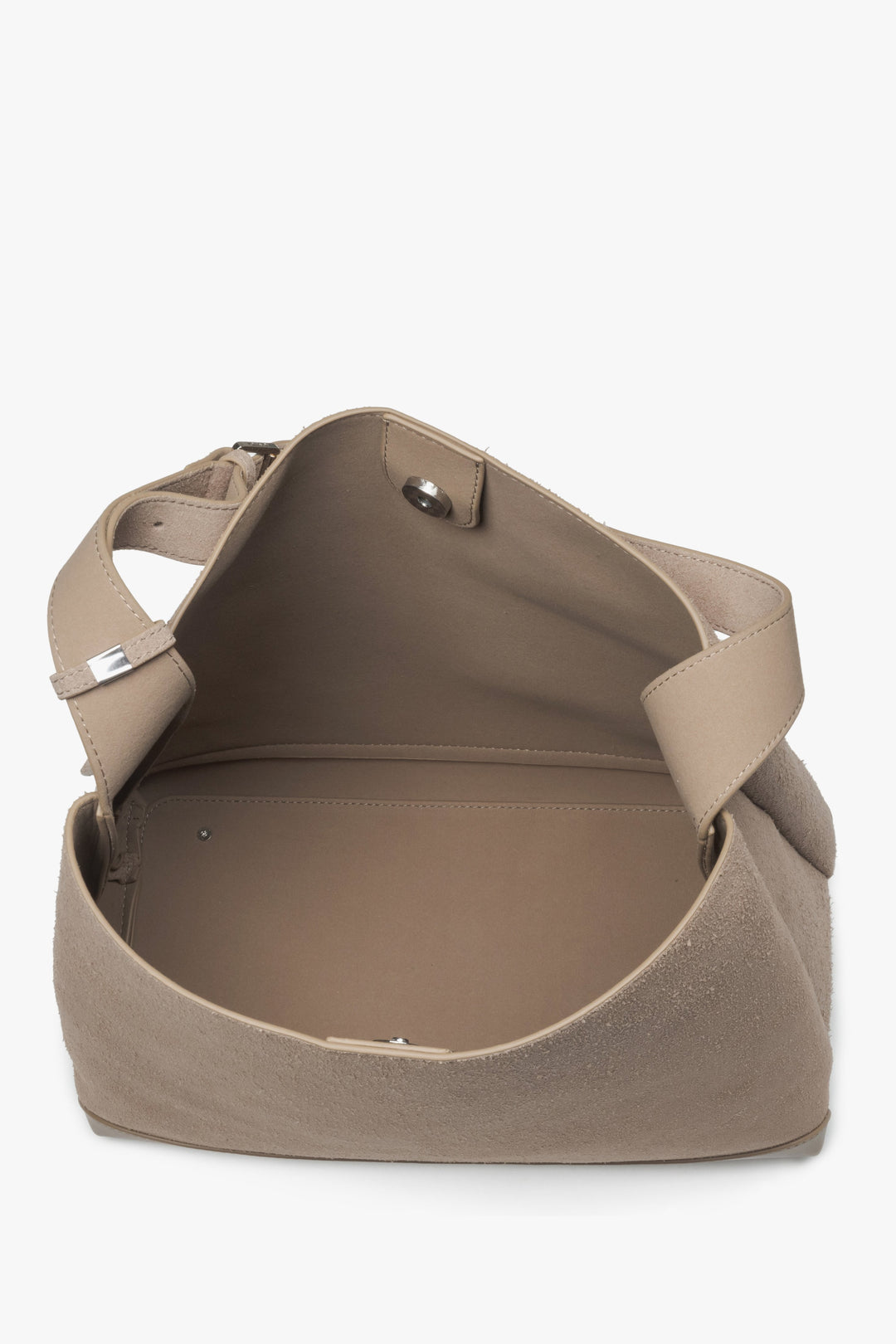 Stylowa beżowa torebka damska marki Estro, uszyta z naturalnego weluru, do wygodnego noszenia na ramieniu - wnętrze modelu.