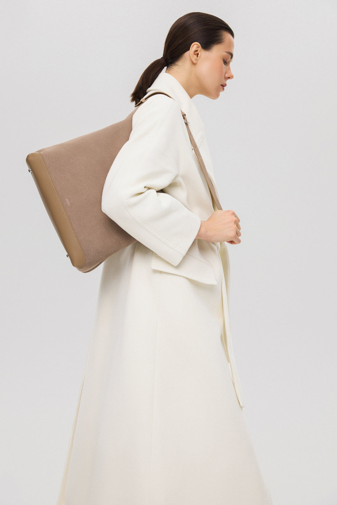 Beżowa torebka damska na ramię z weluru naturalnego Estro ER00116608