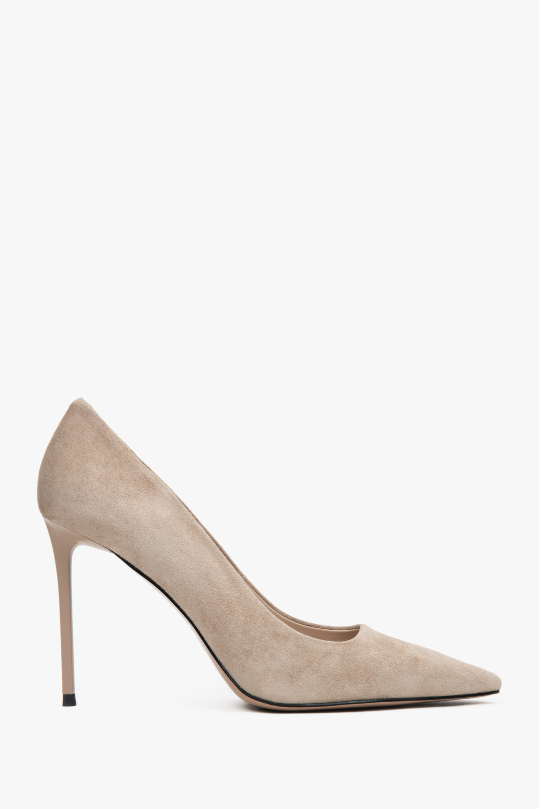 Beżowe czółenka damskie na obcasie z weluru naturalnego Estro ER00117234.