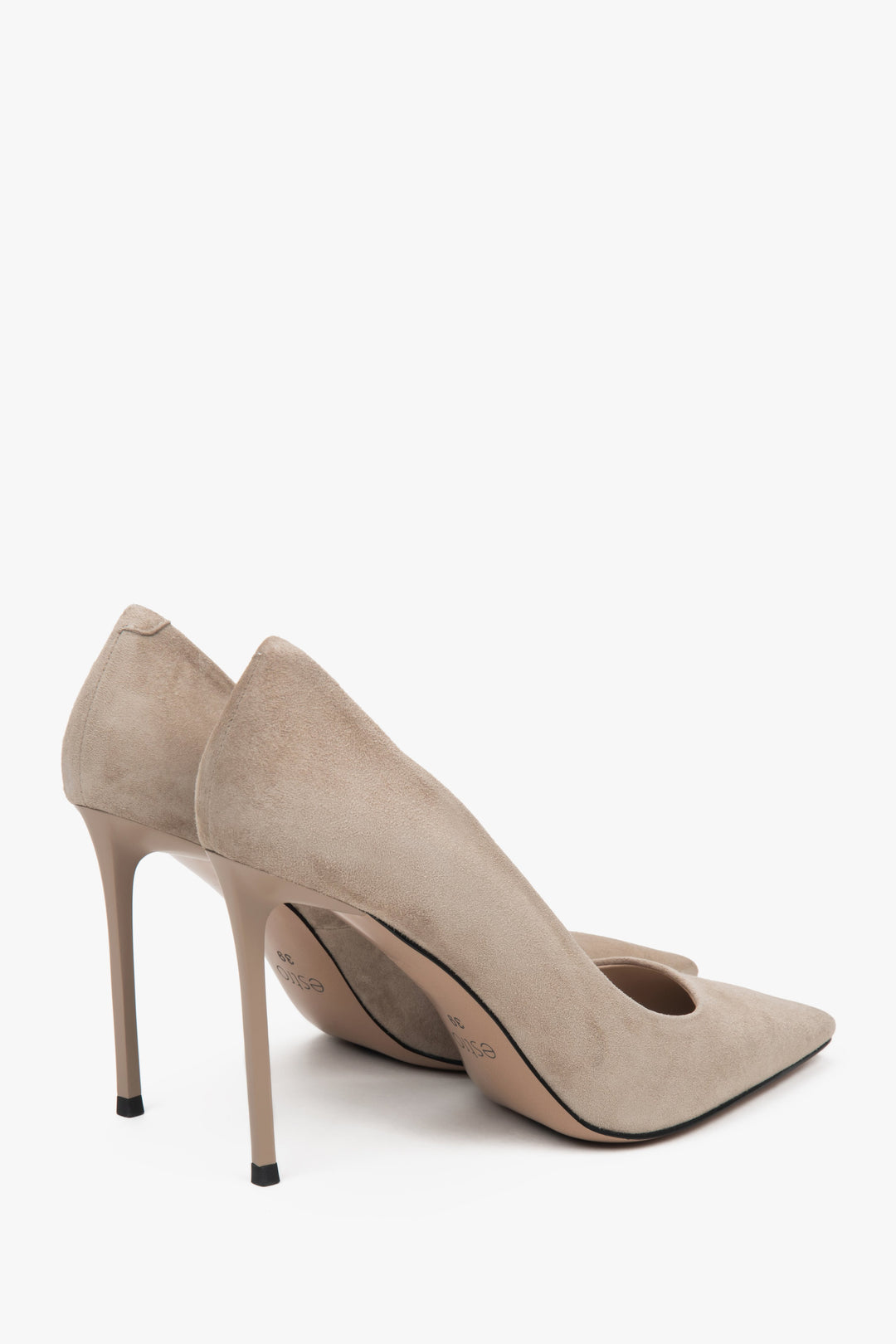 Eleganckie beżowe czółenka z weluru naturalnego na wysokim obcasie.