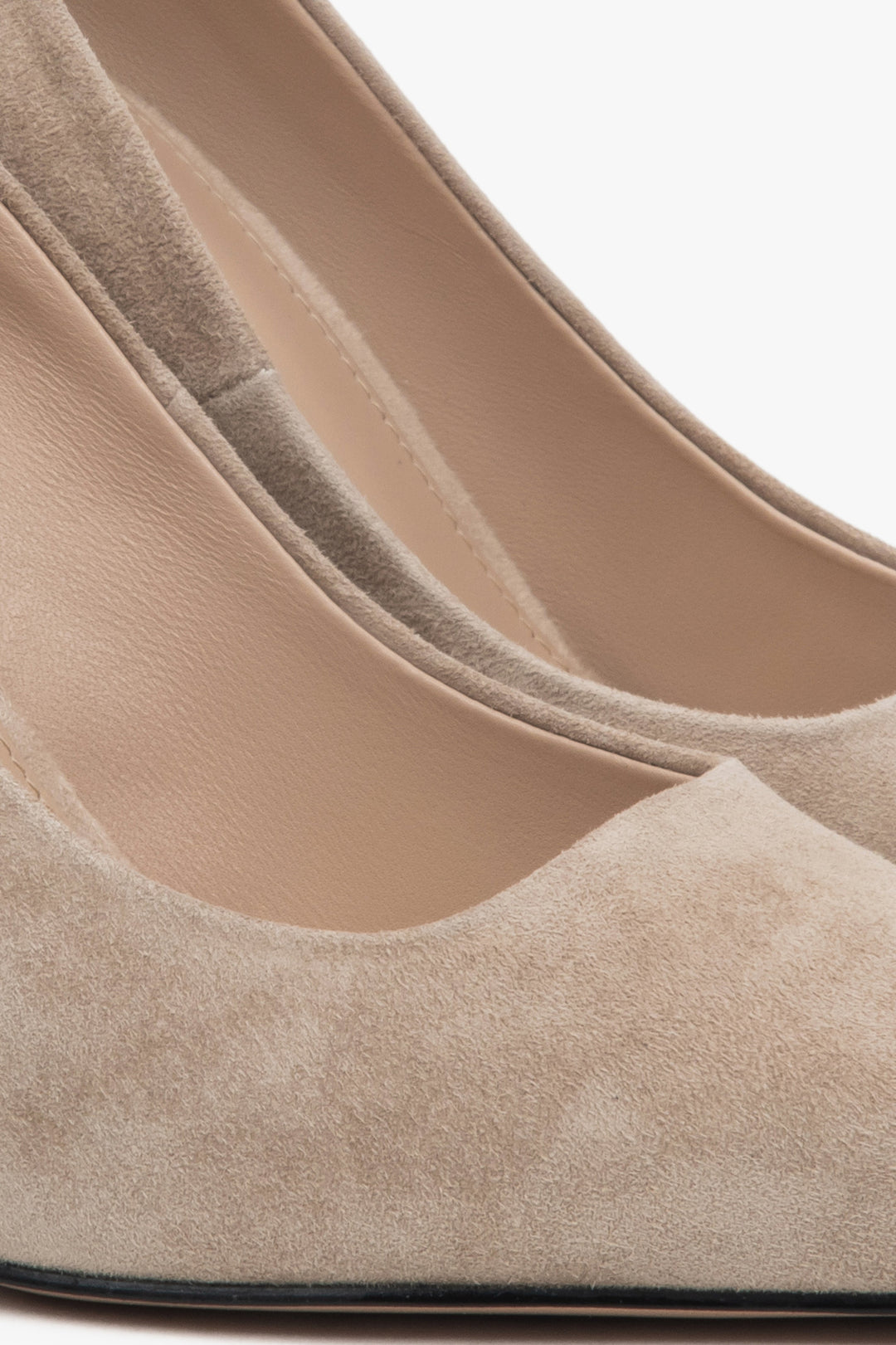 Welurowe czółenka damskie Estro w beżowym odcieniu na obcasie - detale.