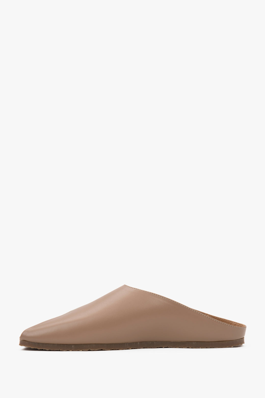 Klasyczne klapki damskie z beżowej skóry naturalnej z Włoch.