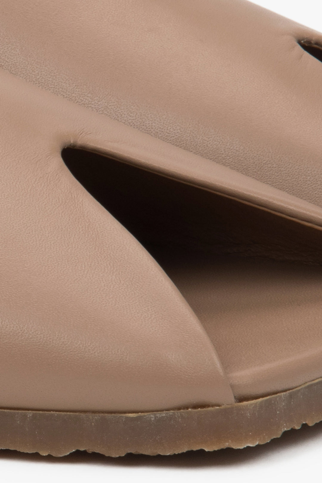 Skórzane beżowe klapki damskie z Włoch – model Premium Estro, detale.