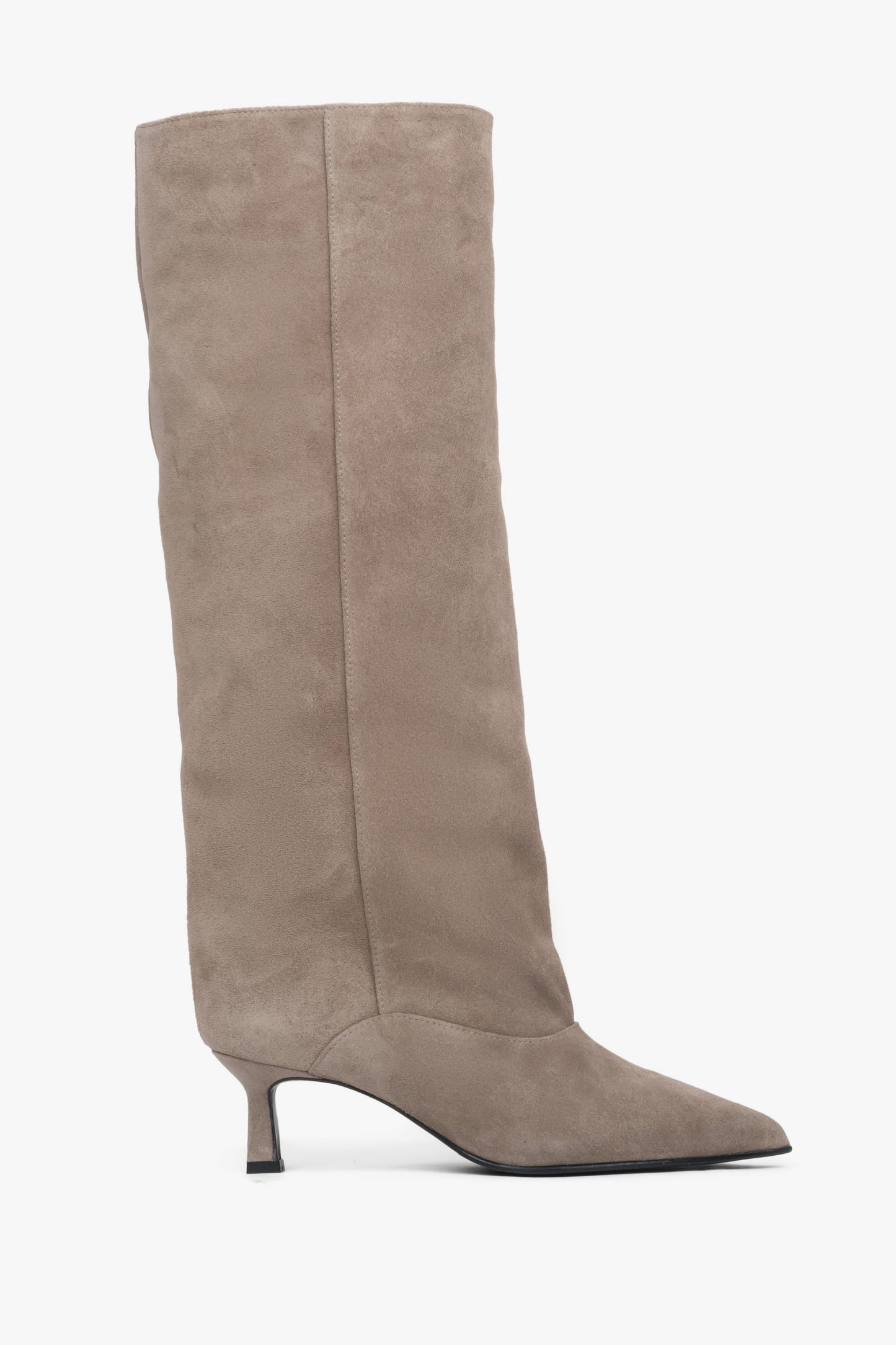 Beżowe kozaki damskie z weluru naturalnego na niskim obcasie kielichowym Estro ER00118408.