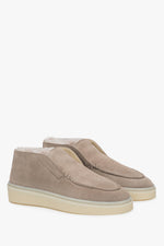 Beżowe mokasyny damskie na zimę z włoskiego weluru naturalnego z futrem Estro ER00118209.