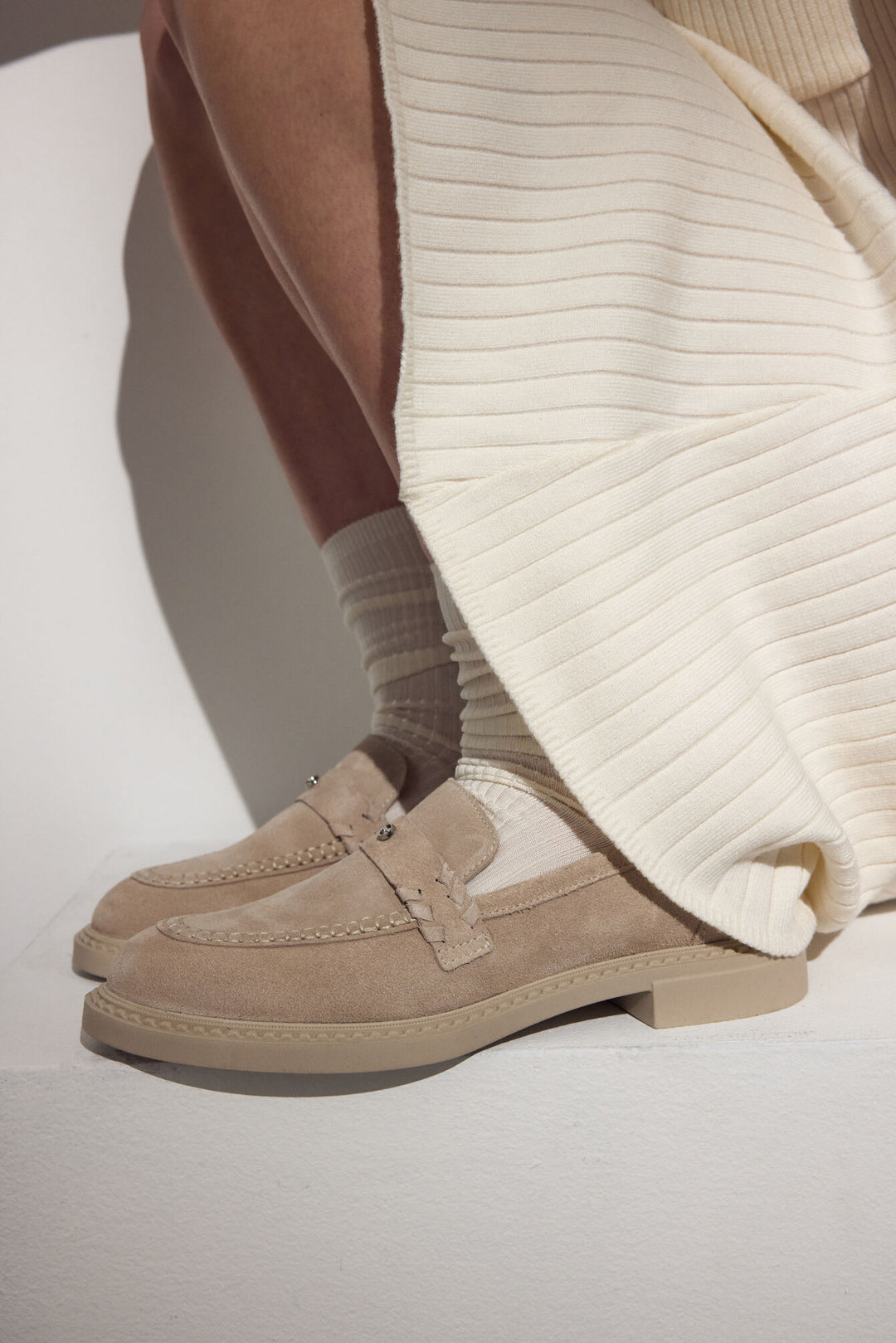 Jasnobeżowe loafersy damskie typu Penny z włoskiego weluru naturalnego Premium Estro ER00117003