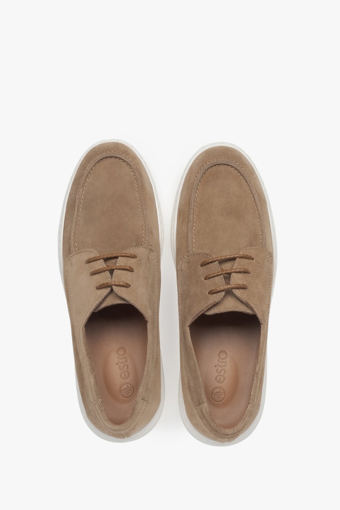 Klasyczne męskie półbuty typu derby z beżowego weluru.