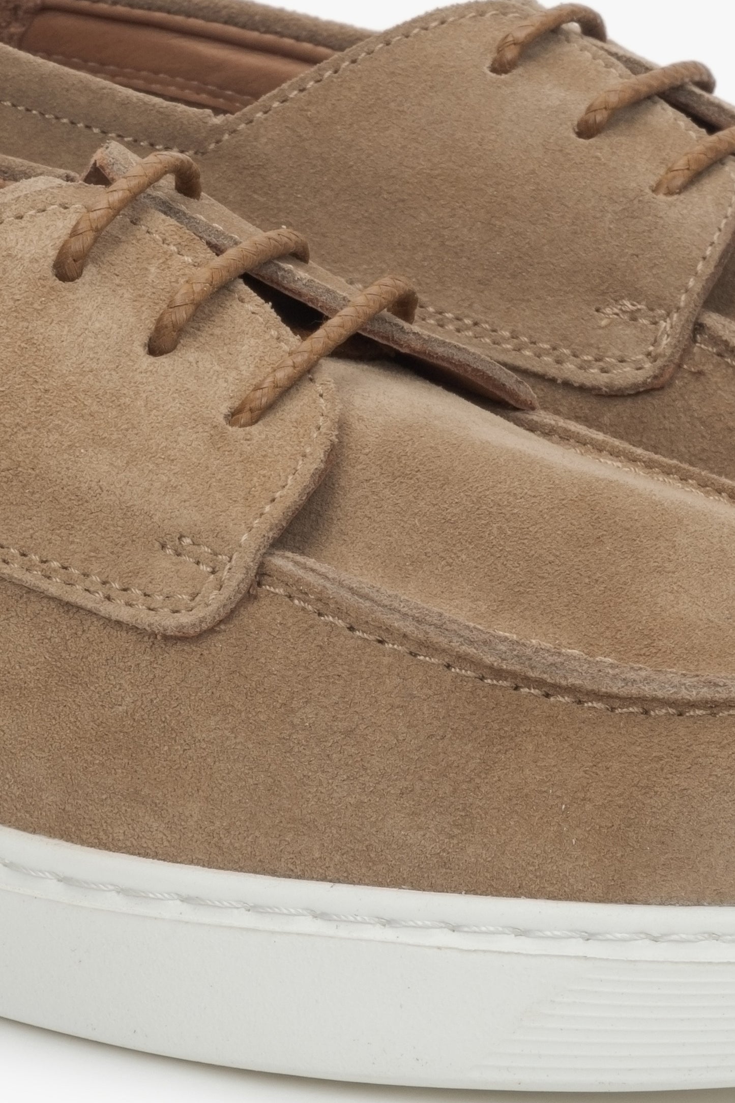 Beżowe welurowe derby męskie - detale.