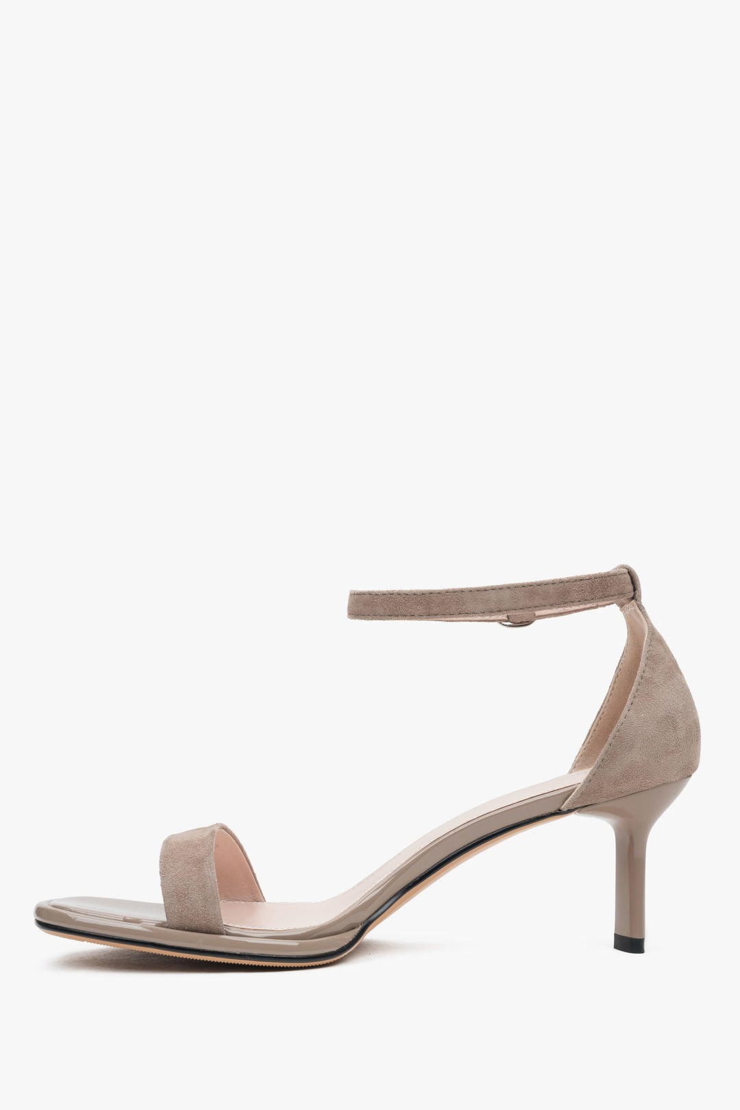 Stylowe beżowe sandałki damskie Estro, uszyte z przyjemnego w dotyku weluru naturalnego, posiadające wygodny obcas.