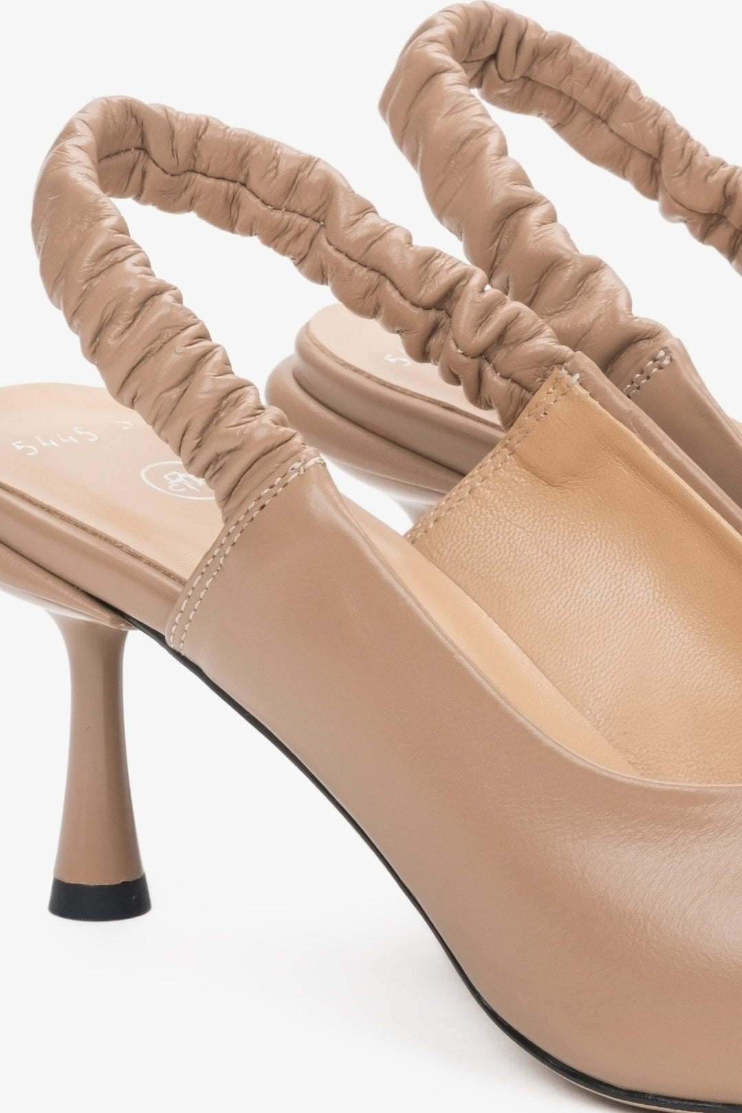 Beżowe skórzane slingbacki damskie Estro - zbliżenie na detal.