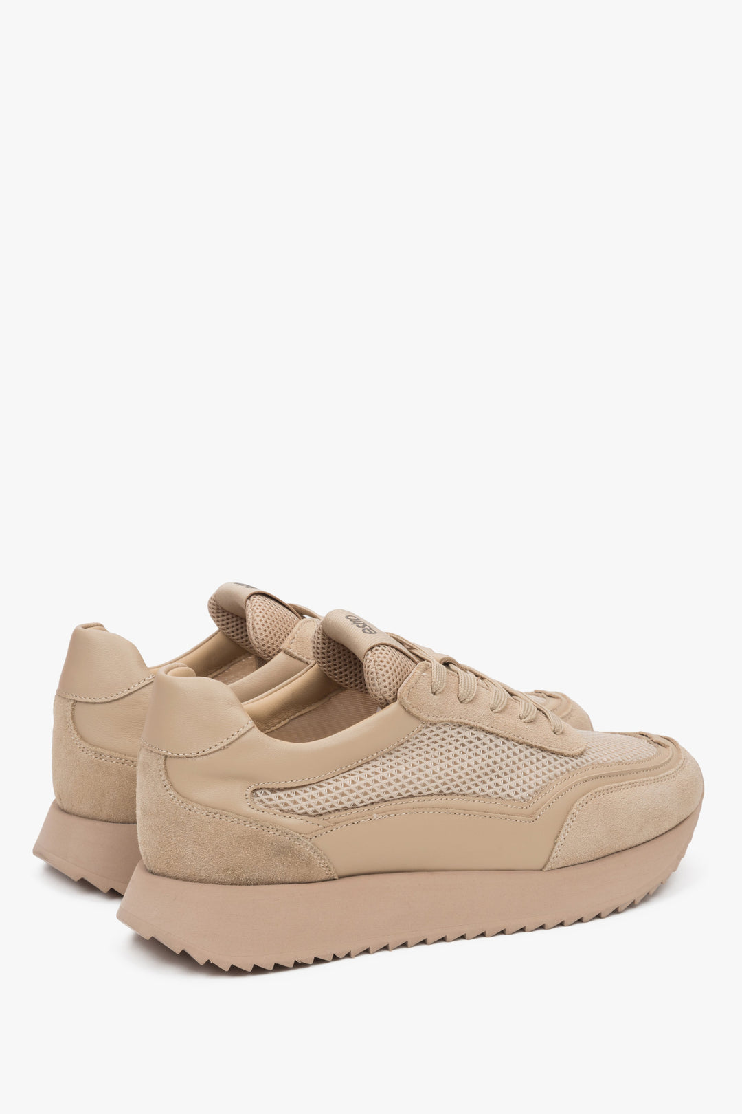 Modne beżowe sneakersy damskie Estro wykonane ze skóry naturalnej i weluru.