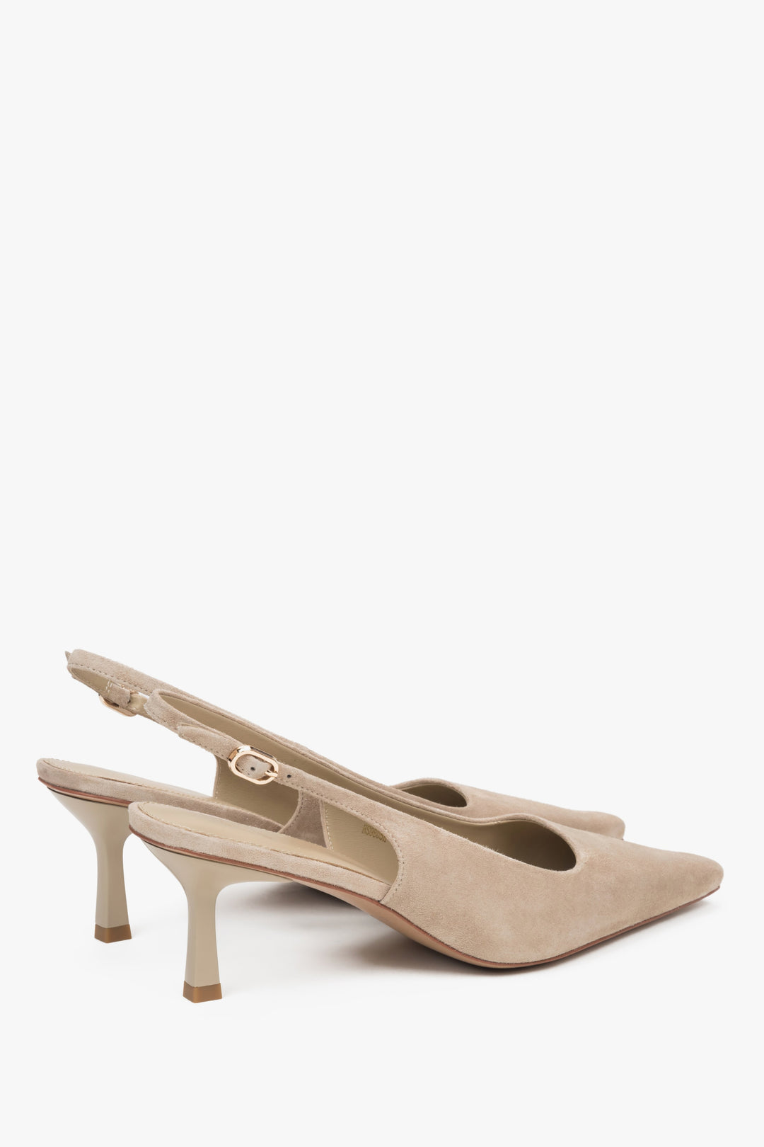 Komfortowe beżowe czółenka damskie Estro z weluru, o fasonie slingback i na niskim obcasie.