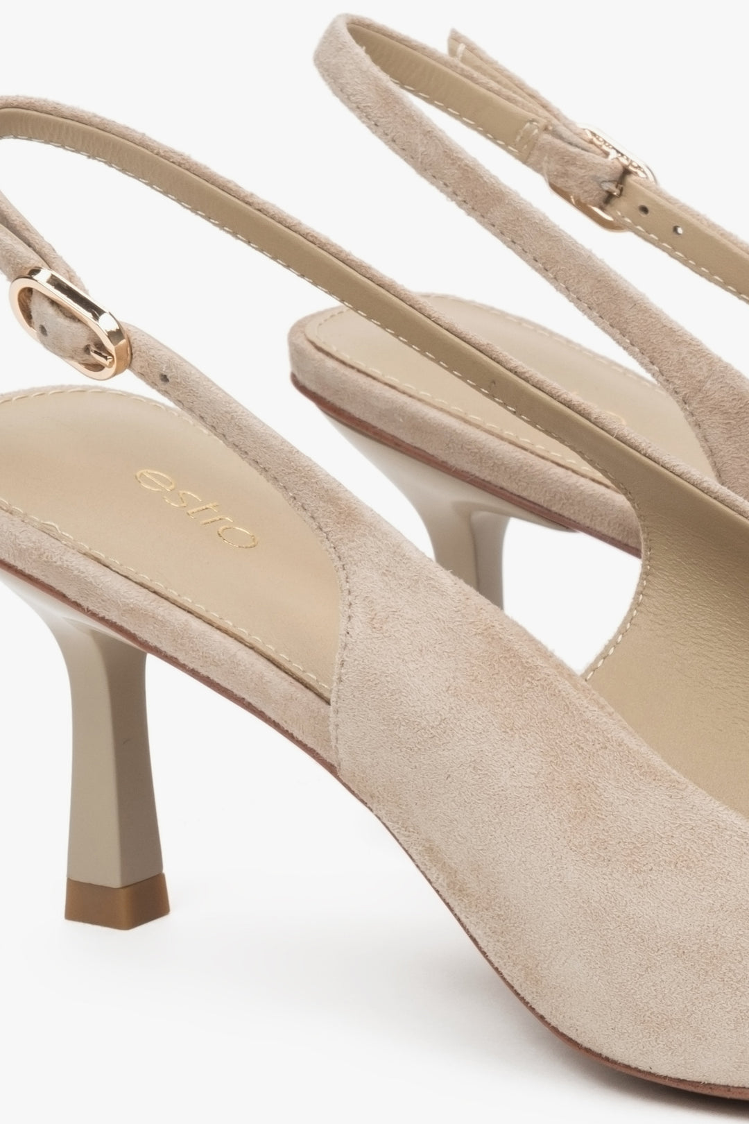 Beżowe welurowe czółenka typu slingback na niskim obcasie od Estro, zbliżenie na detale.