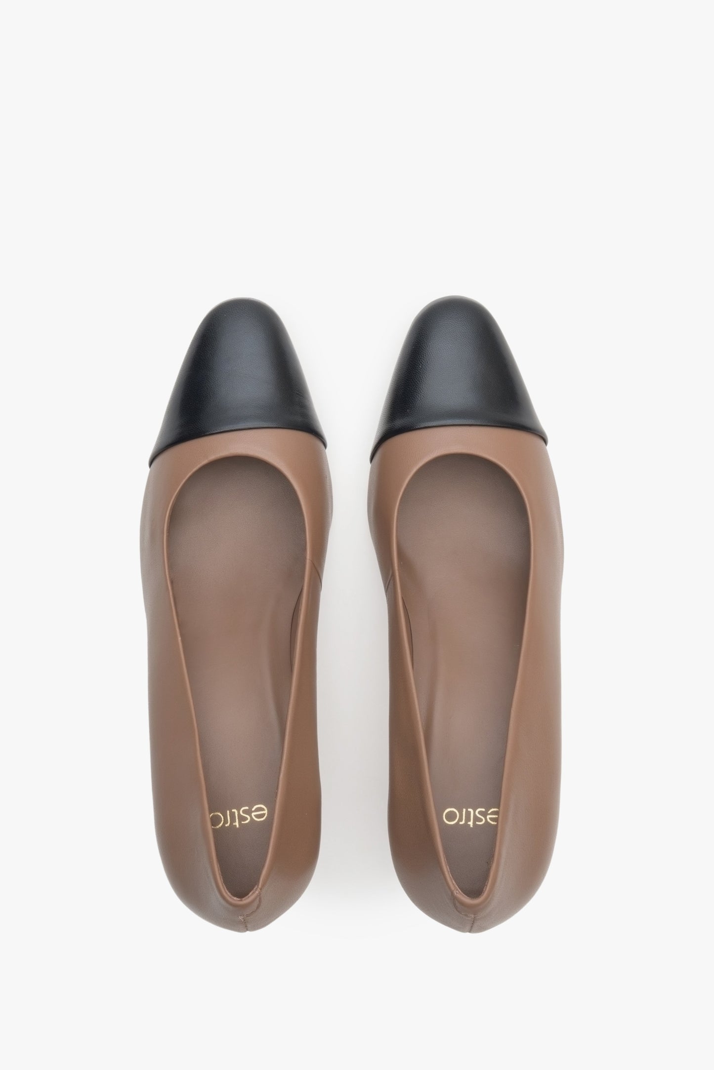 Damskie, skórzane czółenka na obcasie kwadratowym w kolorze brązowe z czarnym czubkiem Estro - prezentacja modelu z góry.