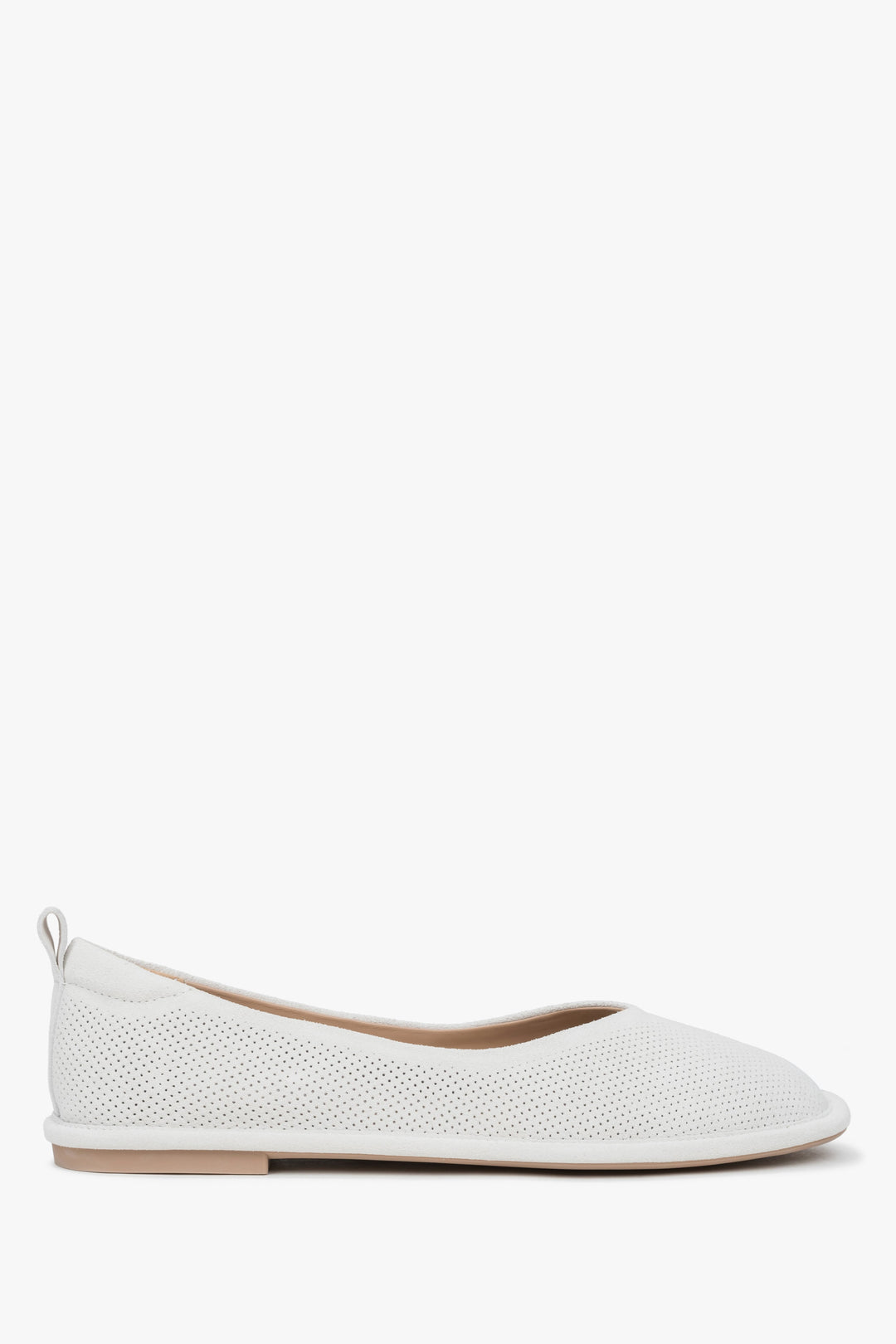 Białe baleriny damskie z miękkiego weluru naturalnego z perforacją Estro ER00116923.