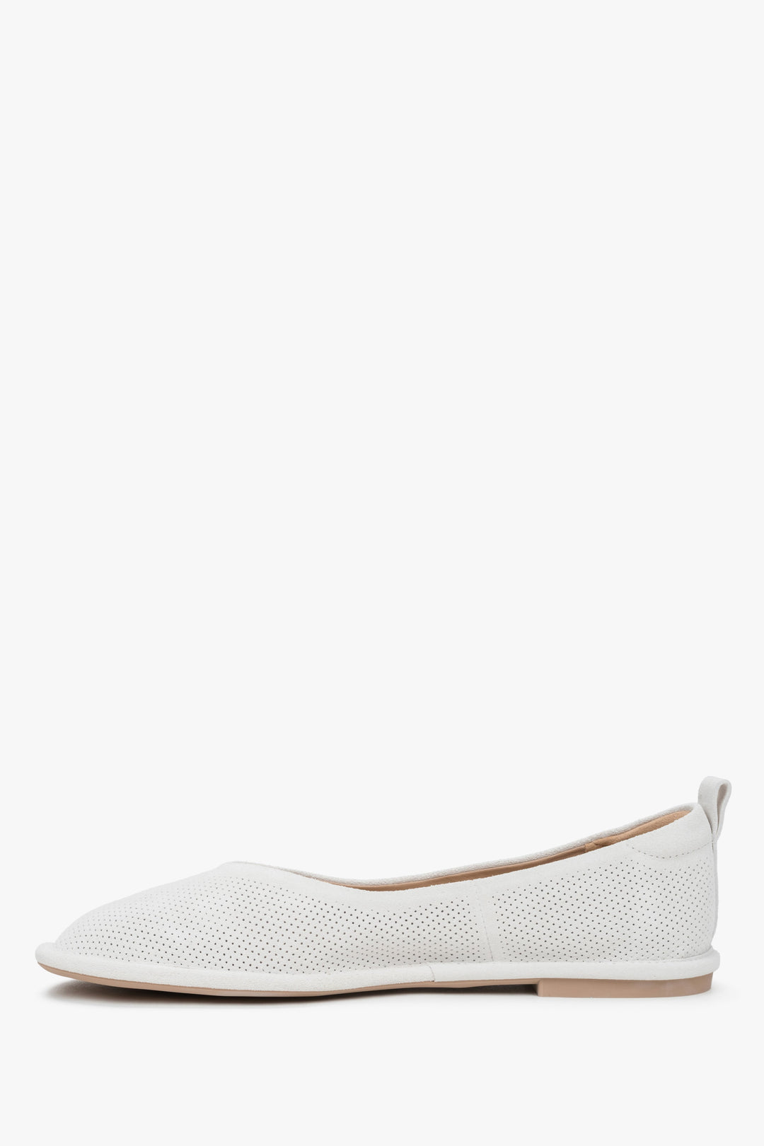 Damskie białe baleriny z miękkiego, perforowanego weluru naturalnego marki Estro.