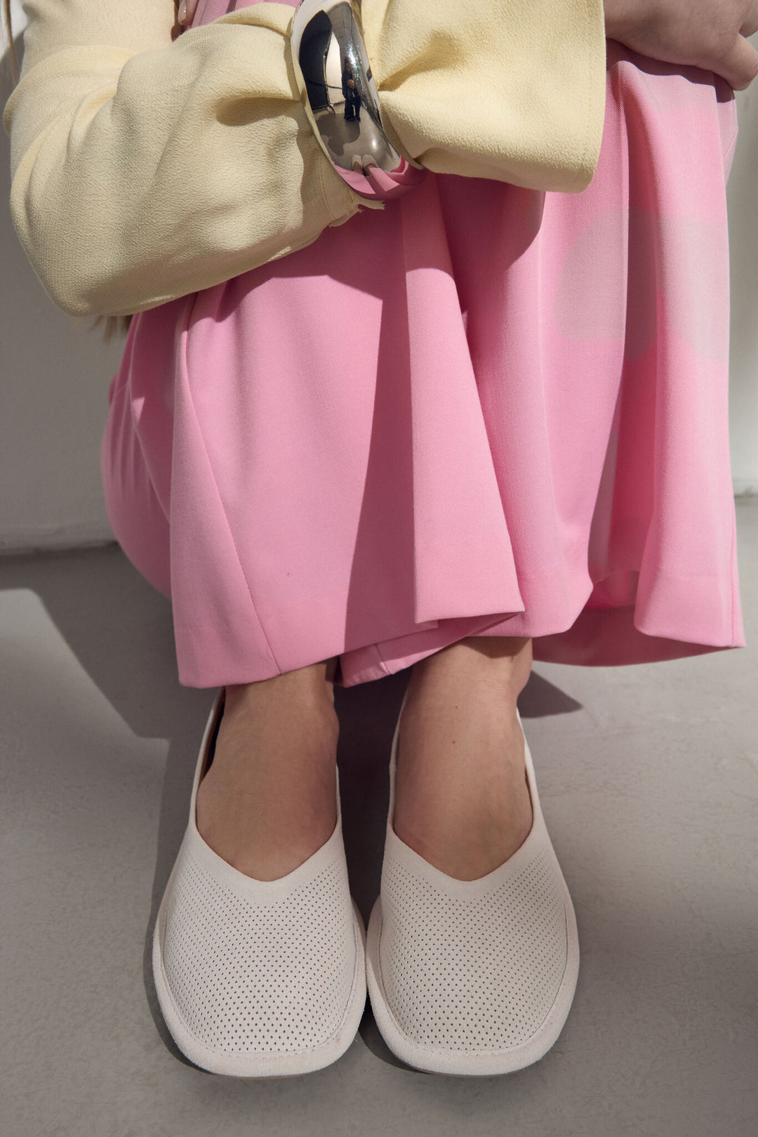 Białe baleriny damskie Estro wykonane z naturalnego, miękkiego weluru z perforacją. - model w pełnej stylizacji.