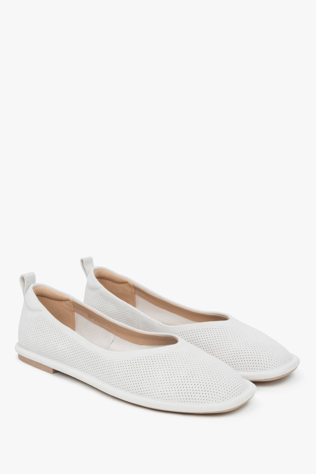 Miękkie baleriny damskie w kolorze białym z perforowanego weluru naturalnego od Estro.