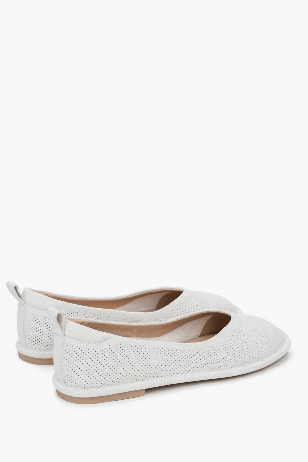 Białe damskie baleriny z naturalnego weluru z perforacją - zbliżenie na zapiętek i linię boczną butów.