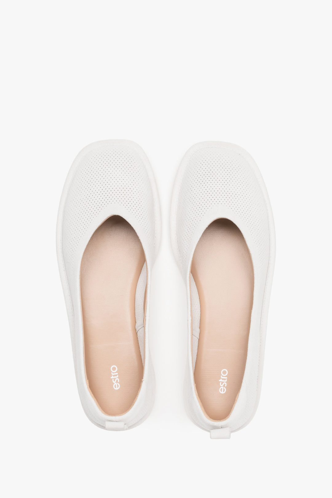 Białe baleriny damskie z perforowanego, miękkiego weluru naturalnego sygnowane przez Estro - prezentacja z góry.