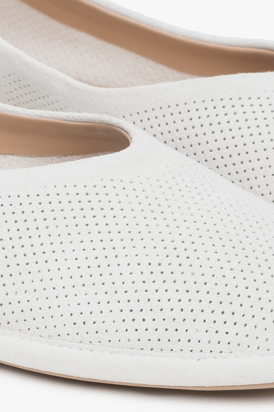 Damskie baleriny w kolorze białym z miękkiego, perforowanego weluru naturalnego od Estro - zbliżenie na detale.