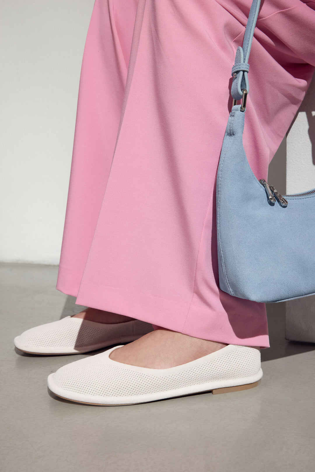 Białe, perforowane baleriny damskie Estro z naturalnego, miękkiego weluru - model w pełnej stylizacji.