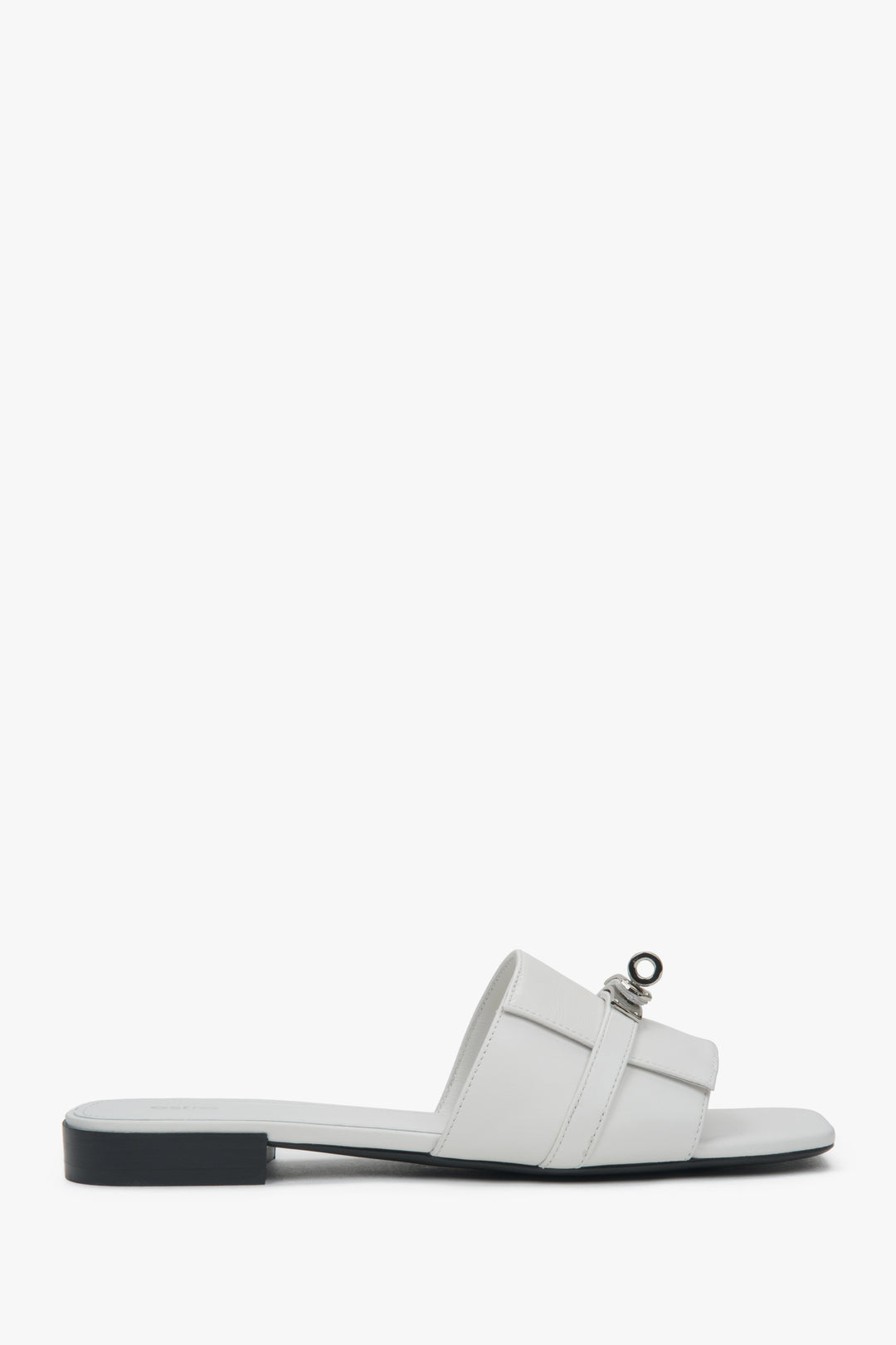 Białe klapki damskie na płaskim obcasie ze srebrną aplikacją Estro ER00117169.