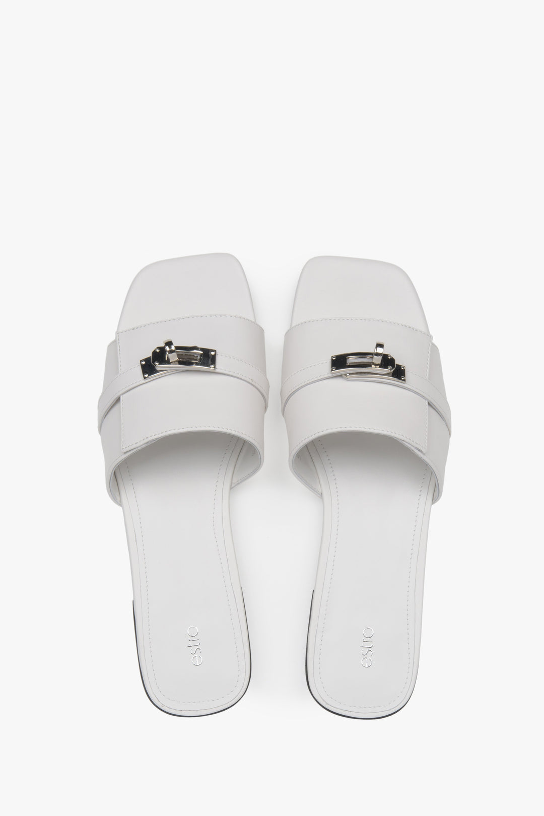 Białe klapki damskie Estro, ożywione srebrną aplikacją, idealne na słoneczne dni.