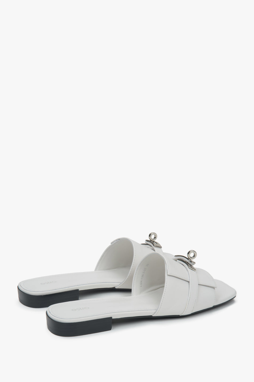 Komfortowe białe klapki damskie Estro, ozdobione delikatną srebrną aplikacją.