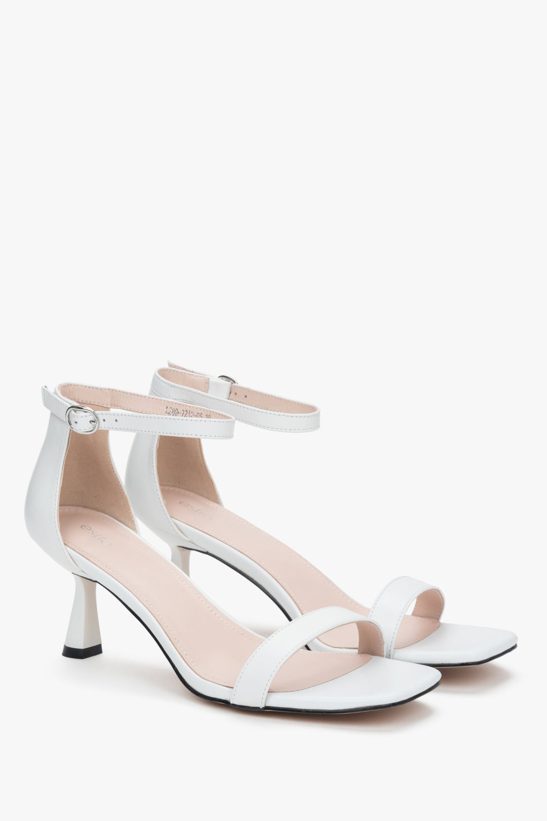 Eleganckie białe sandałki damskie Estro, wykonane ze skóry naturalnej, osadzone na stylowym i wygodnym obcasie kielichowym.