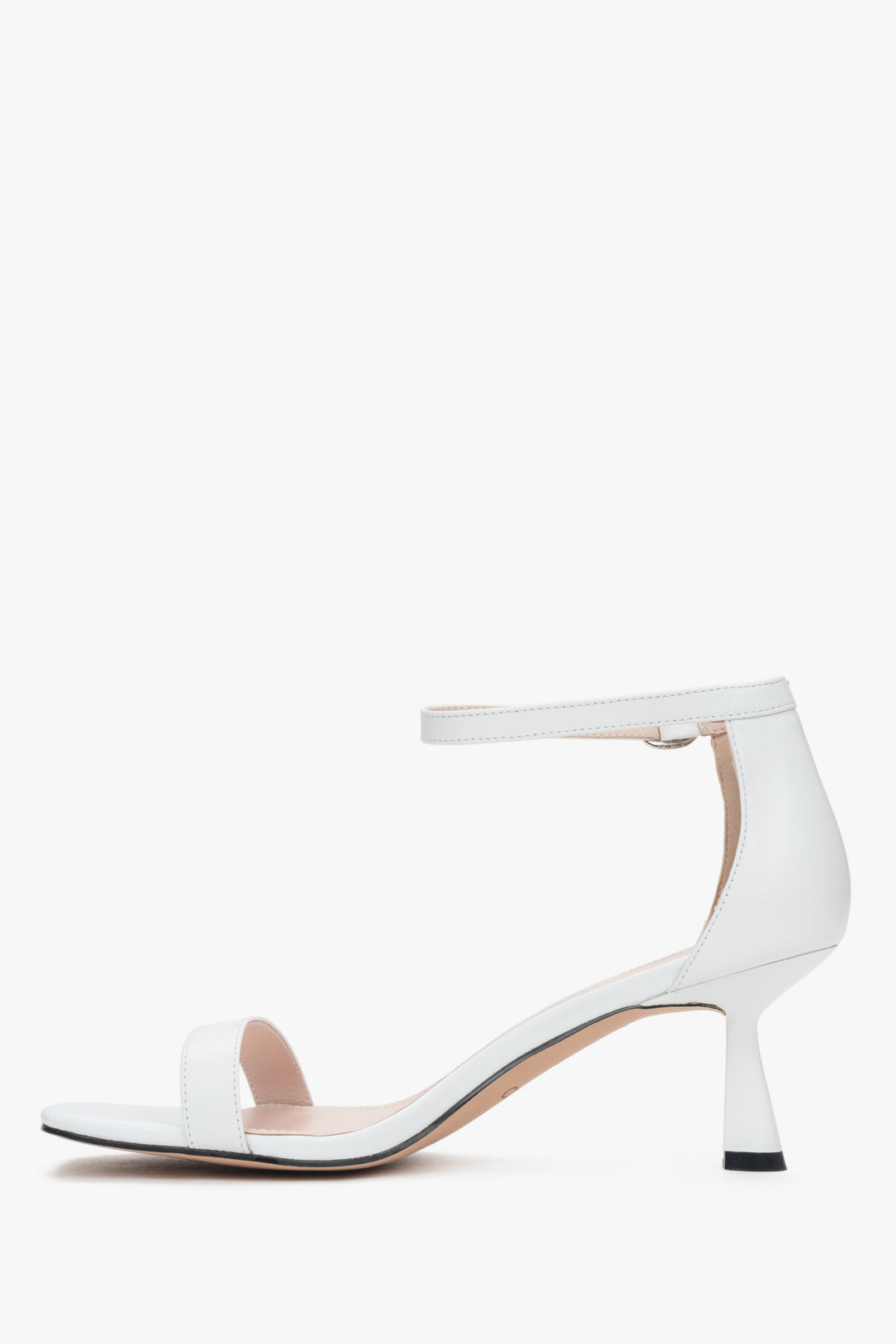 Stylowe białe sandałki damskie Estro, uszyte z wysokiej jakości skóry naturalnej, posiadające unikalny obcas kielichowy, zapewniający komfort i stabilność.