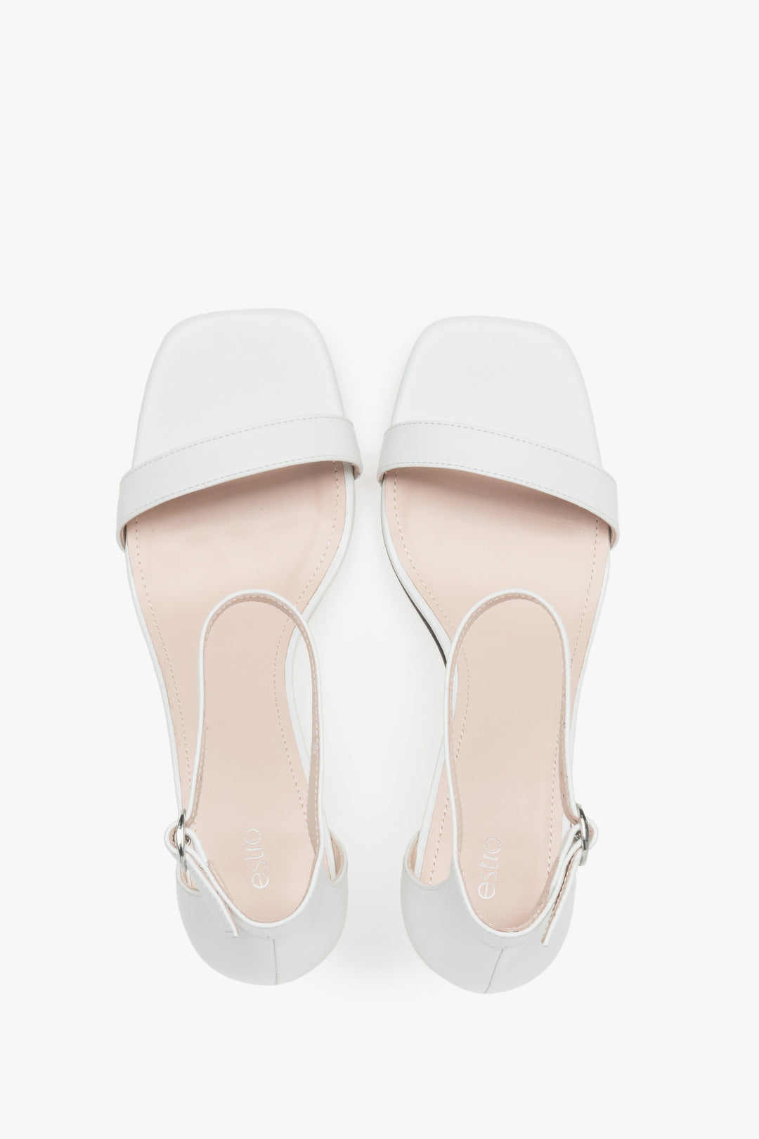 Delikatne białe sandałki damskie Estro ze skóry naturalnej, idealne na lato, z wygodnym obcasem kielichowym, dodającym lekkości stylizacji.