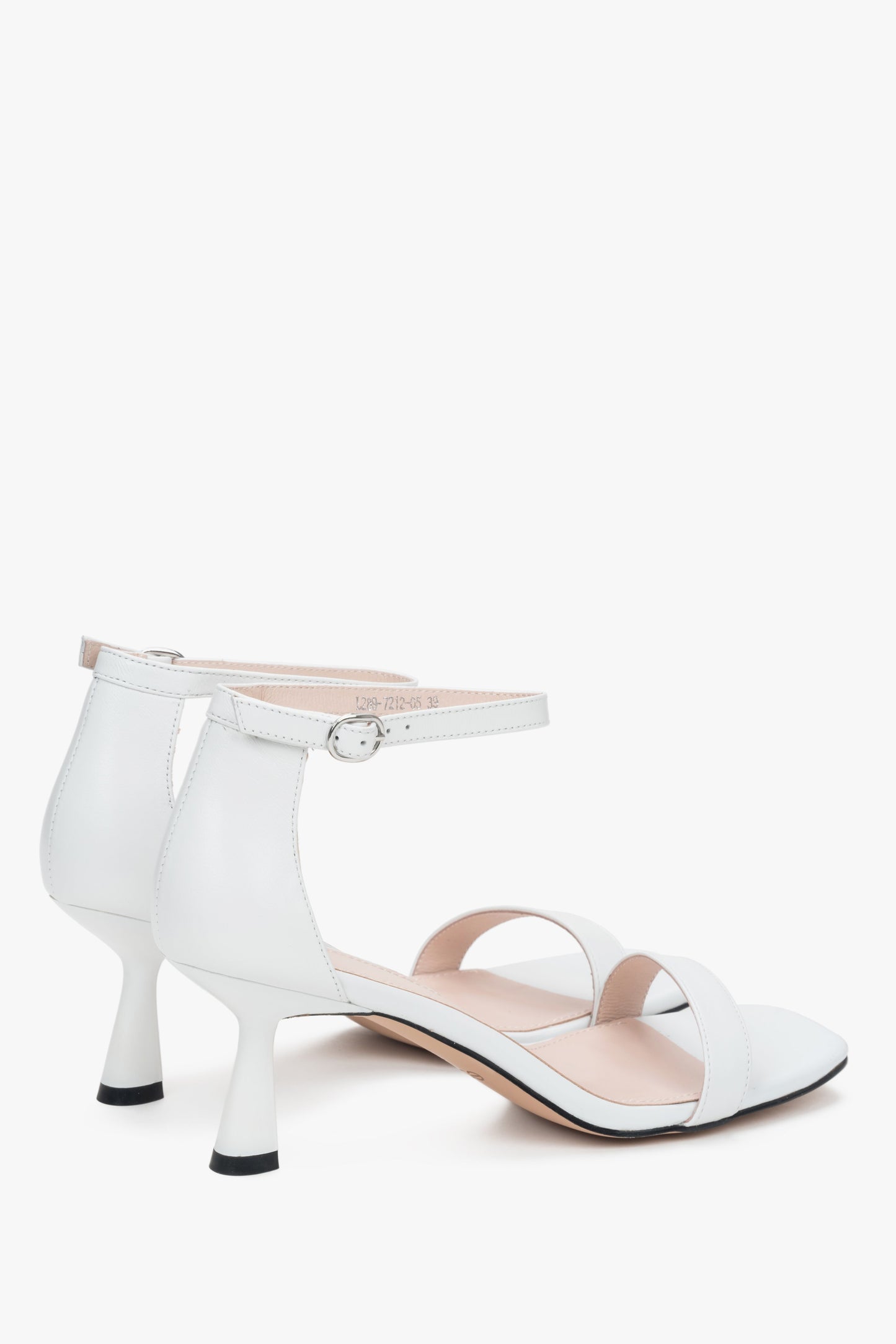 Wygodne białe sandałki damskie Estro, wykonane ze skóry naturalnej i posiadające elegancki obcas kielichowy.