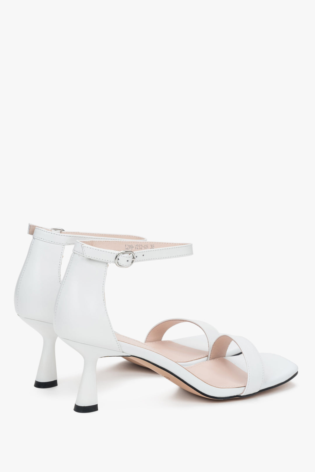 Wygodne białe sandałki damskie Estro, wykonane ze skóry naturalnej i posiadające elegancki obcas kielichowy.