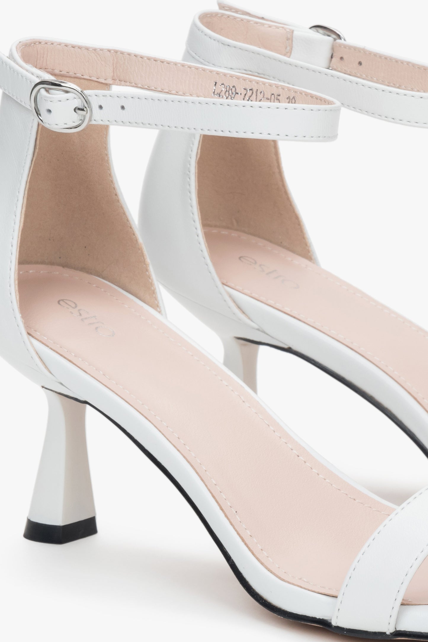 Białe skórzane sandałki damskie na obcasie kielichowym od Estro - kwintesencja letniej elegancji, wygody i kobiecego uroku.