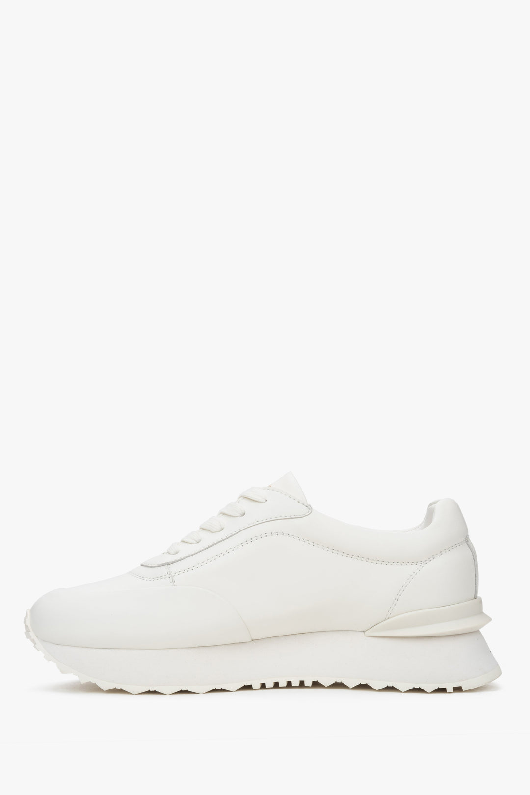 Sneakersy damskie Estro w kolorze białym, wykonane z naturalnej skóry, wyposażone w sprężystą podeszwę.