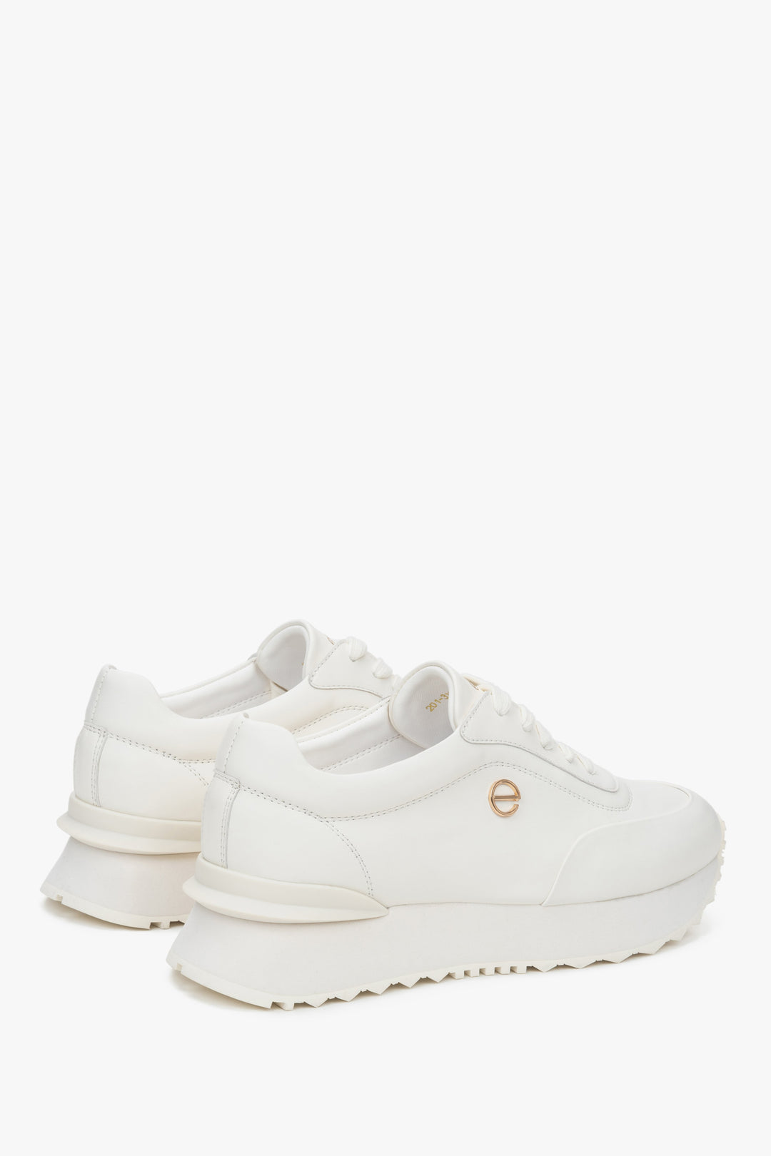 Białe damskie sneakersy ze skóry naturalnej z miękką podeszwą.