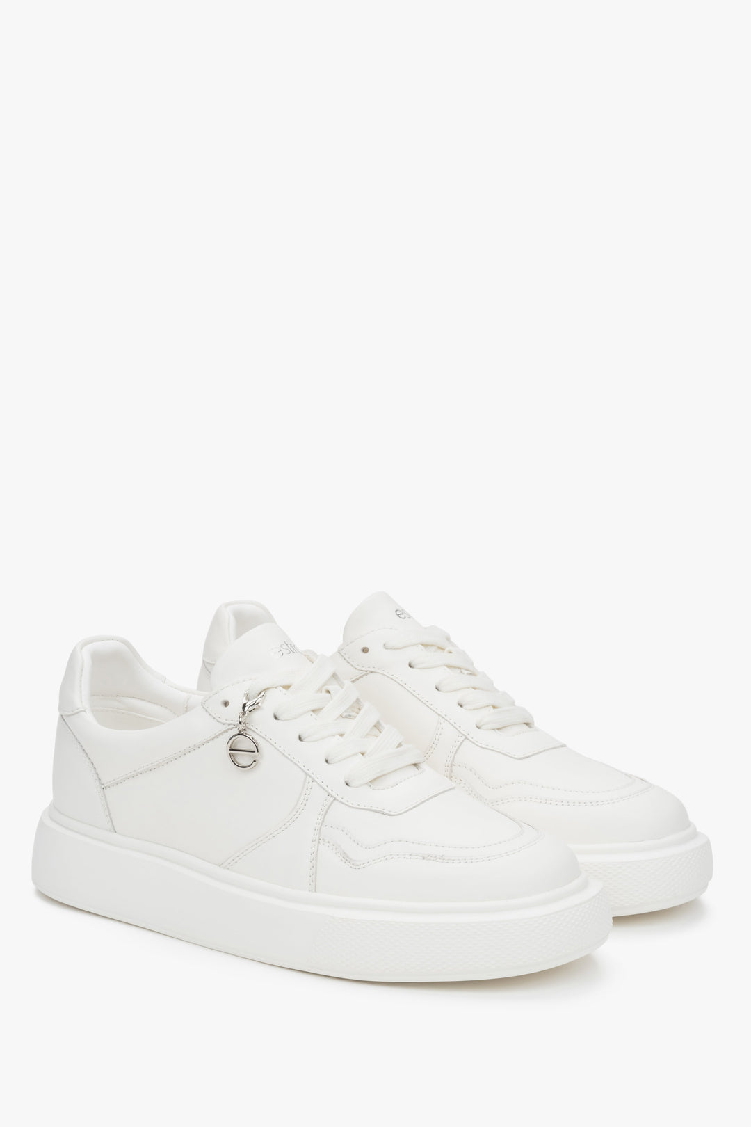 Stylowe białe sneakersy damskie Estro, wykonane ze skóry naturalnej i osadzone na elastycznej, zapewniającej komfort podeszwie.