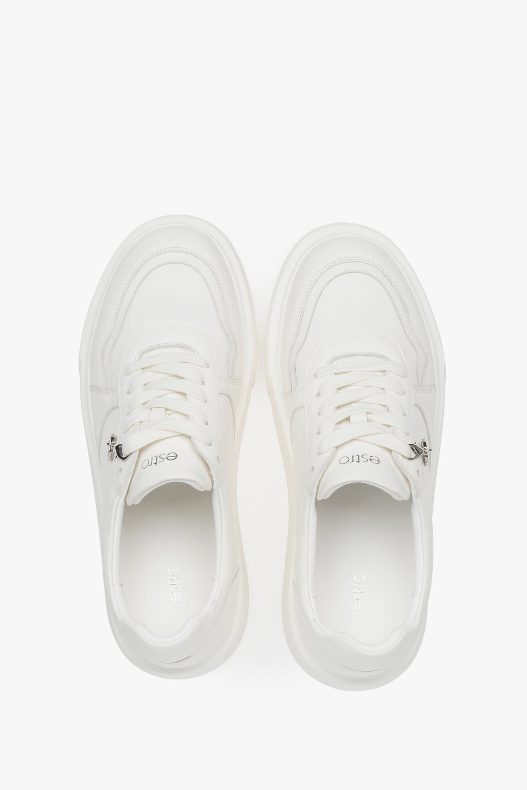 Lekkie białe sneakersy damskie Estro ze skóry naturalnej, z elastyczną podeszwą - połączenie swobody i modnego designu.