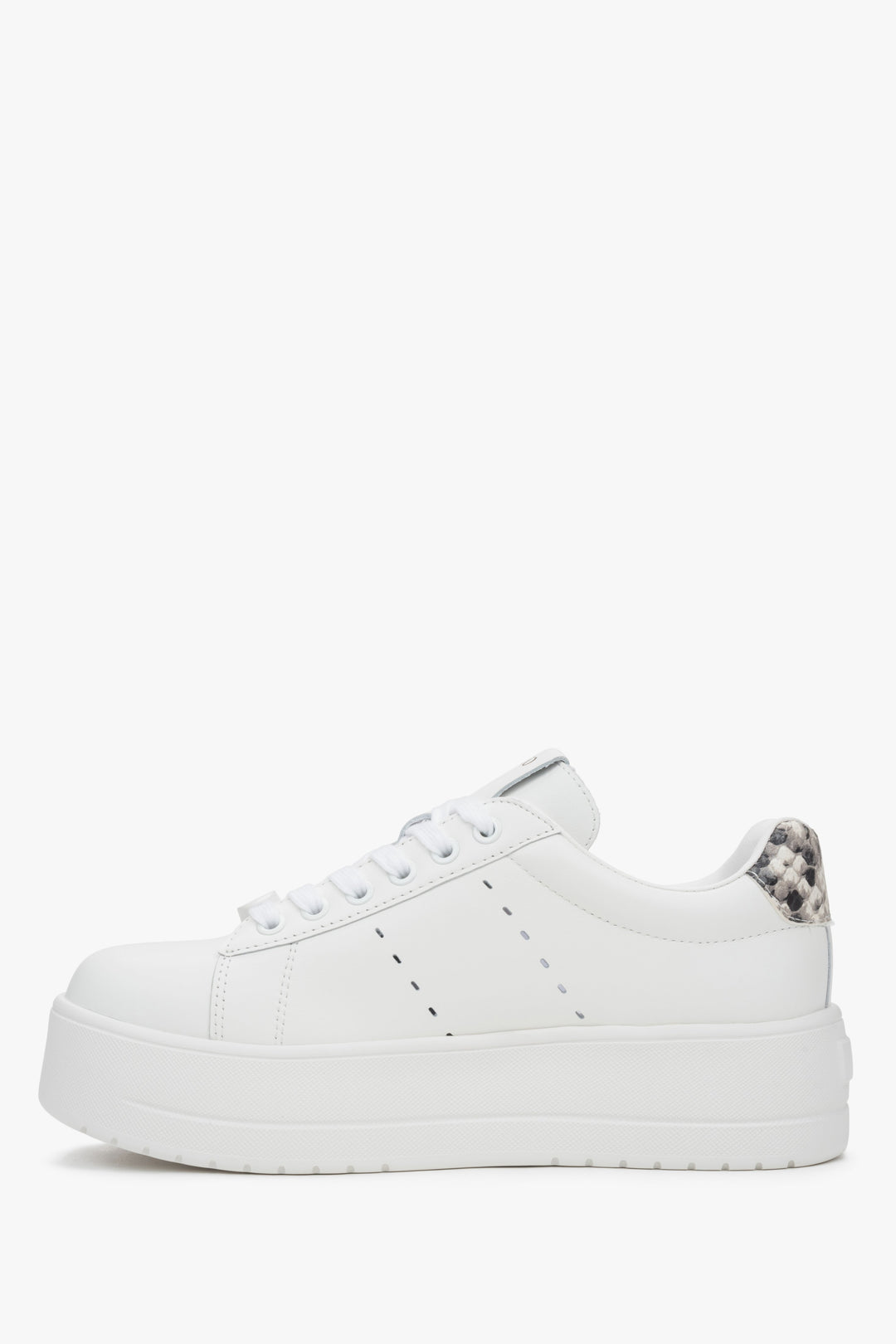 Eleganckie białe sneakersy damskie Estro, uszyte ze skóry naturalnej i posiadające wygodną, wysoką platformę.