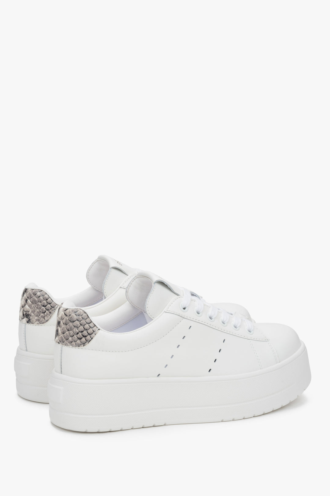 Białe sneakersy damskie Estro, wykonane ze skóry naturalnej, z wysoką platformą.