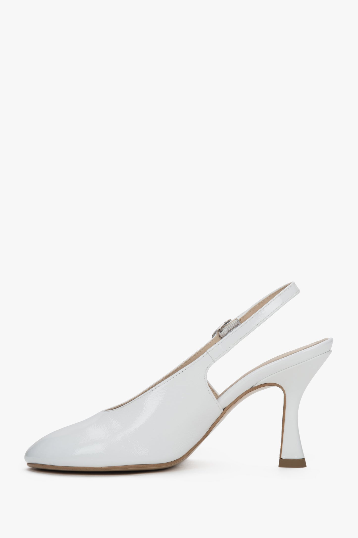 Eleganckie białe buty na obcasie typu slingback z włoskiej lakierowanej skóry.
