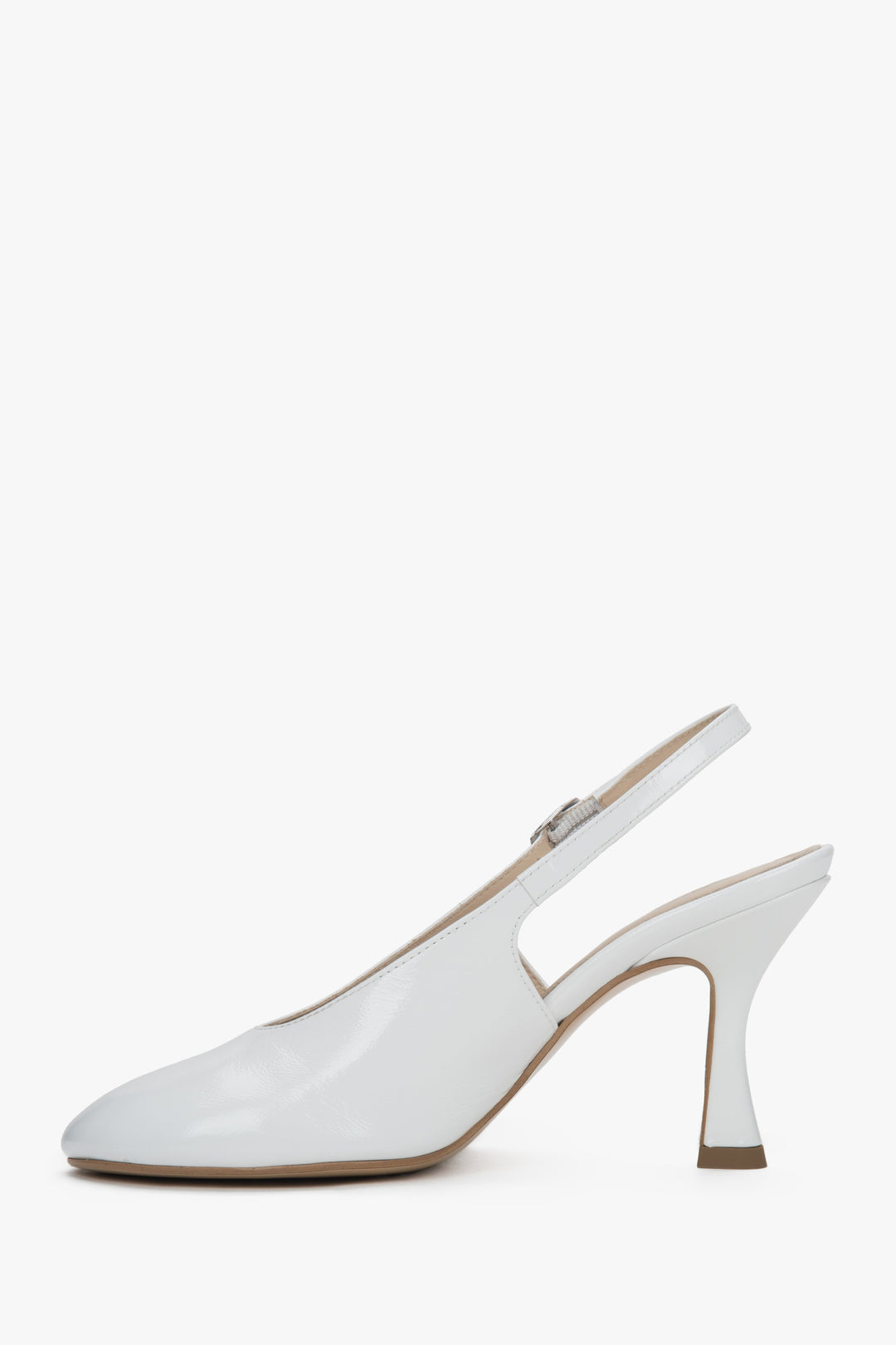 Eleganckie białe buty na obcasie typu slingback z włoskiej lakierowanej skóry.
