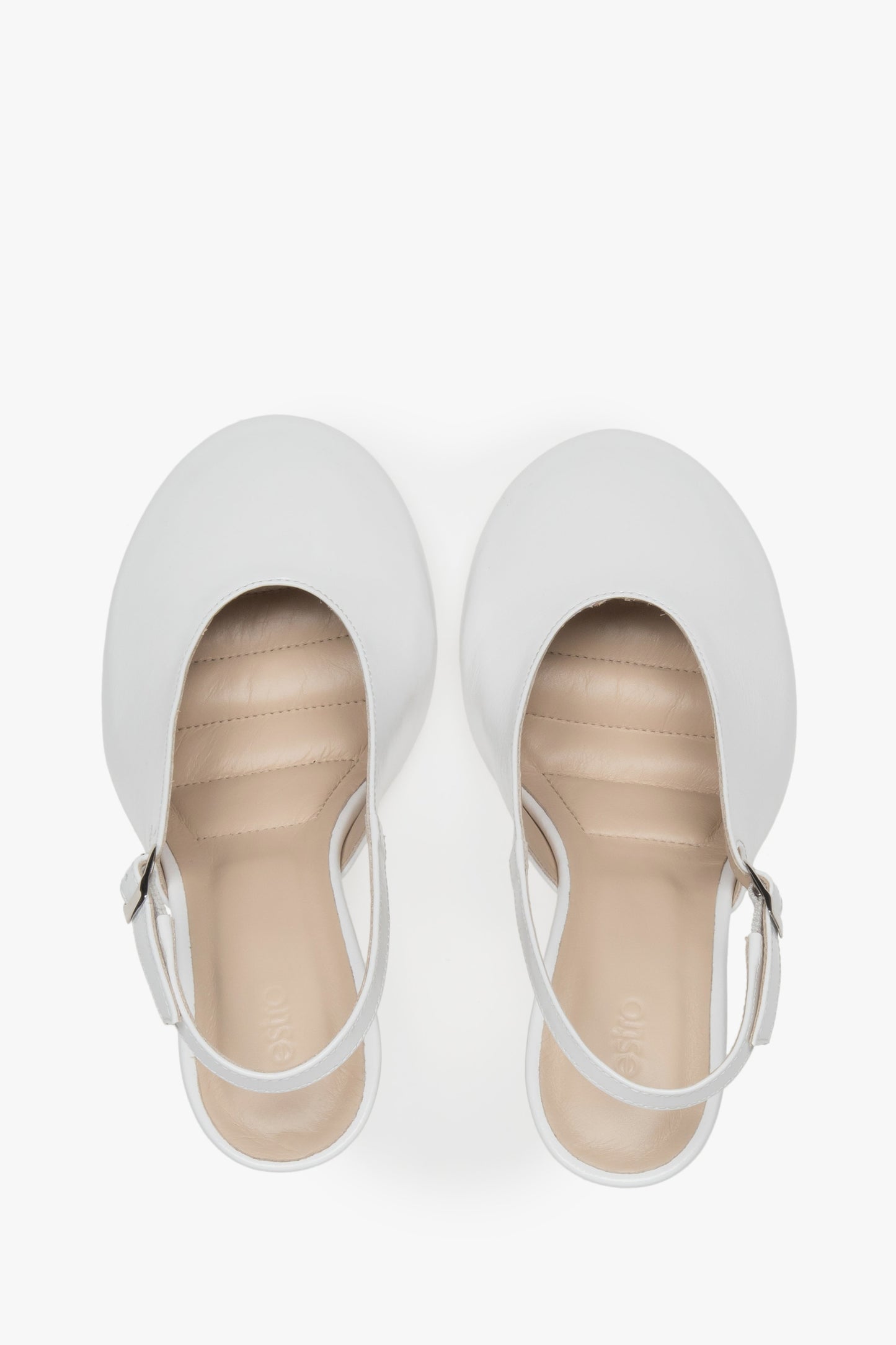 Białe buty slingback na obcasie z lakierowanej skóry włoskiej.