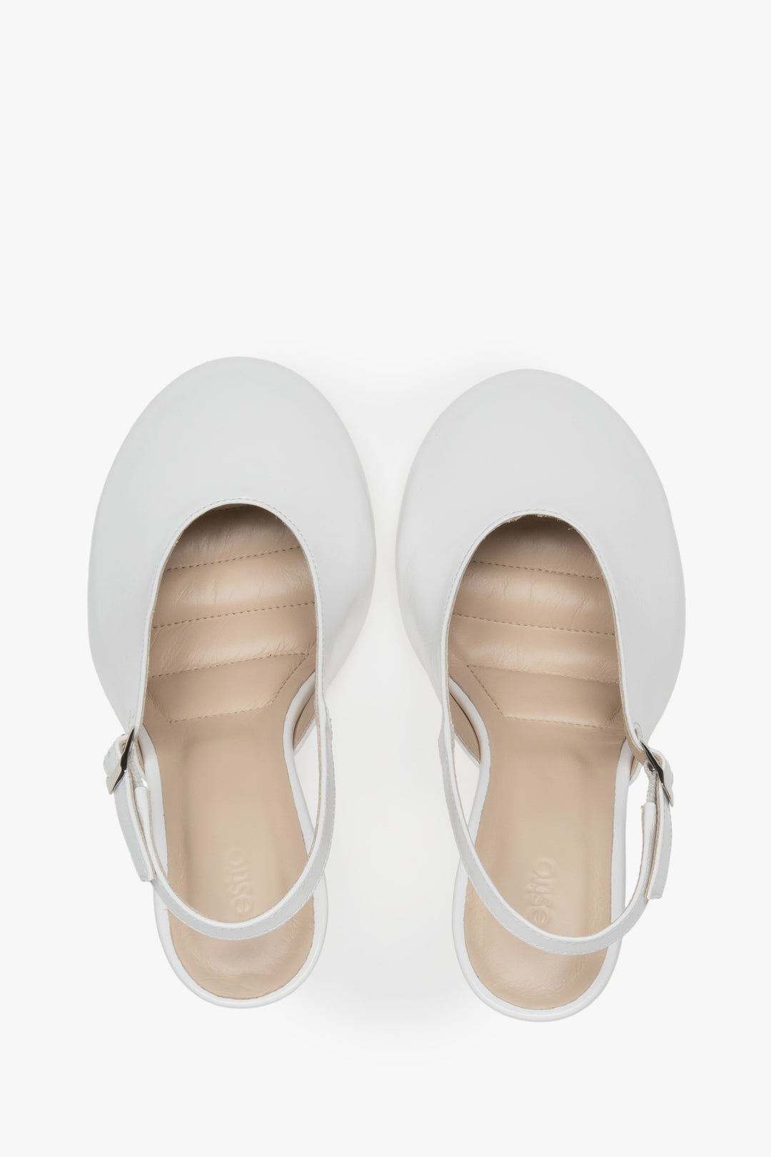 Białe buty slingback na obcasie z lakierowanej skóry włoskiej.